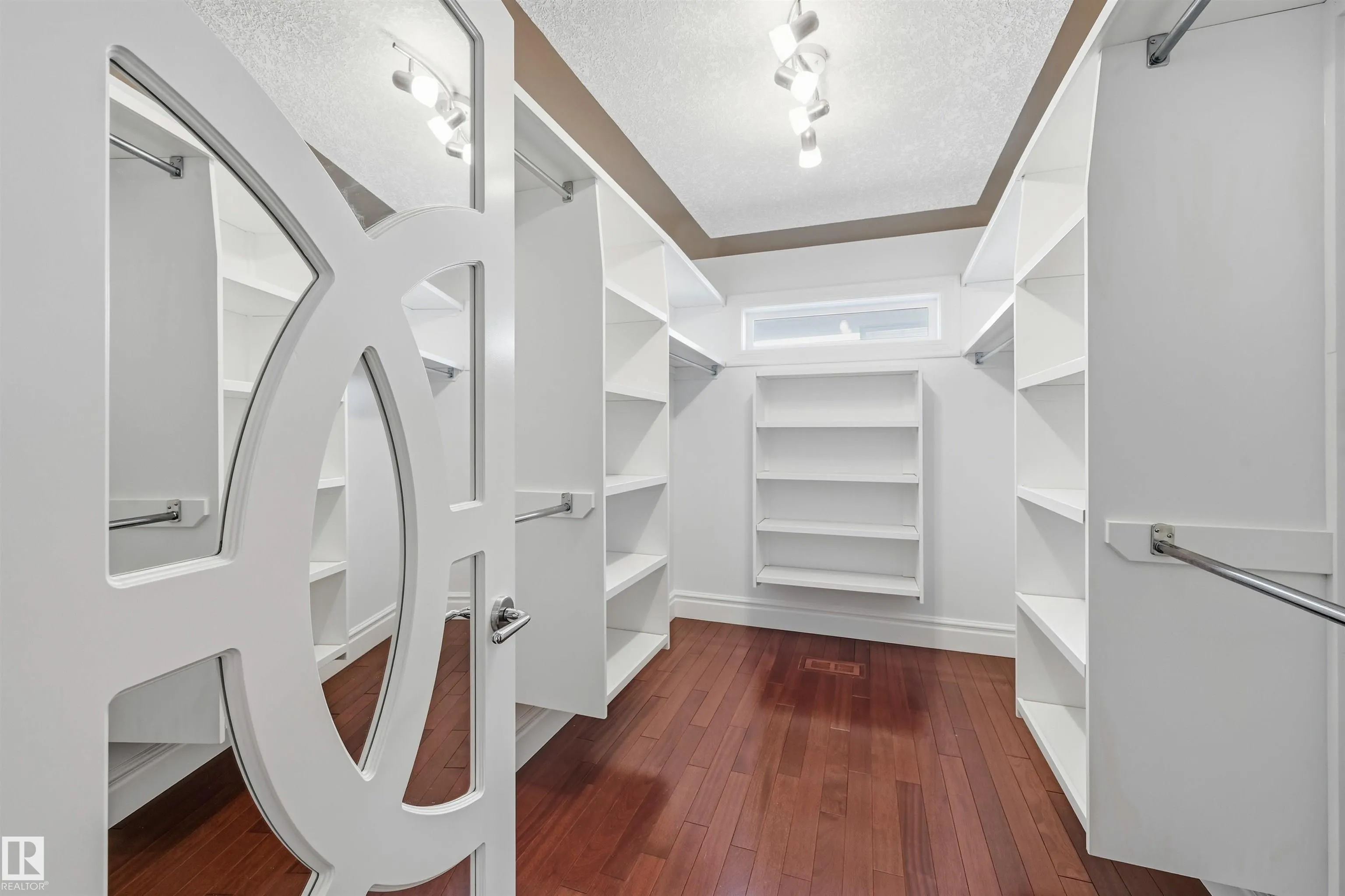 872 HOLLANDS Landing