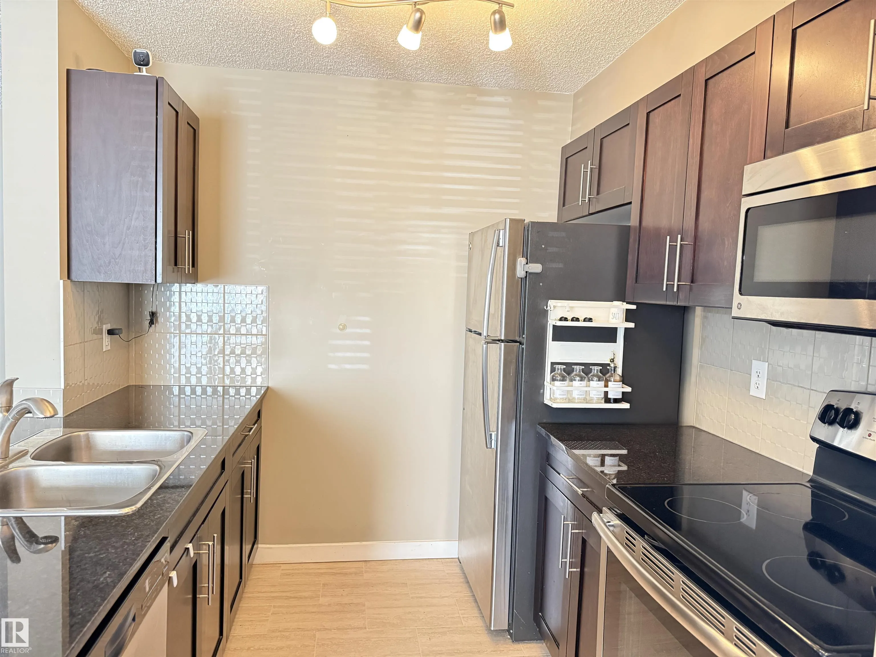 18122 77 St NW