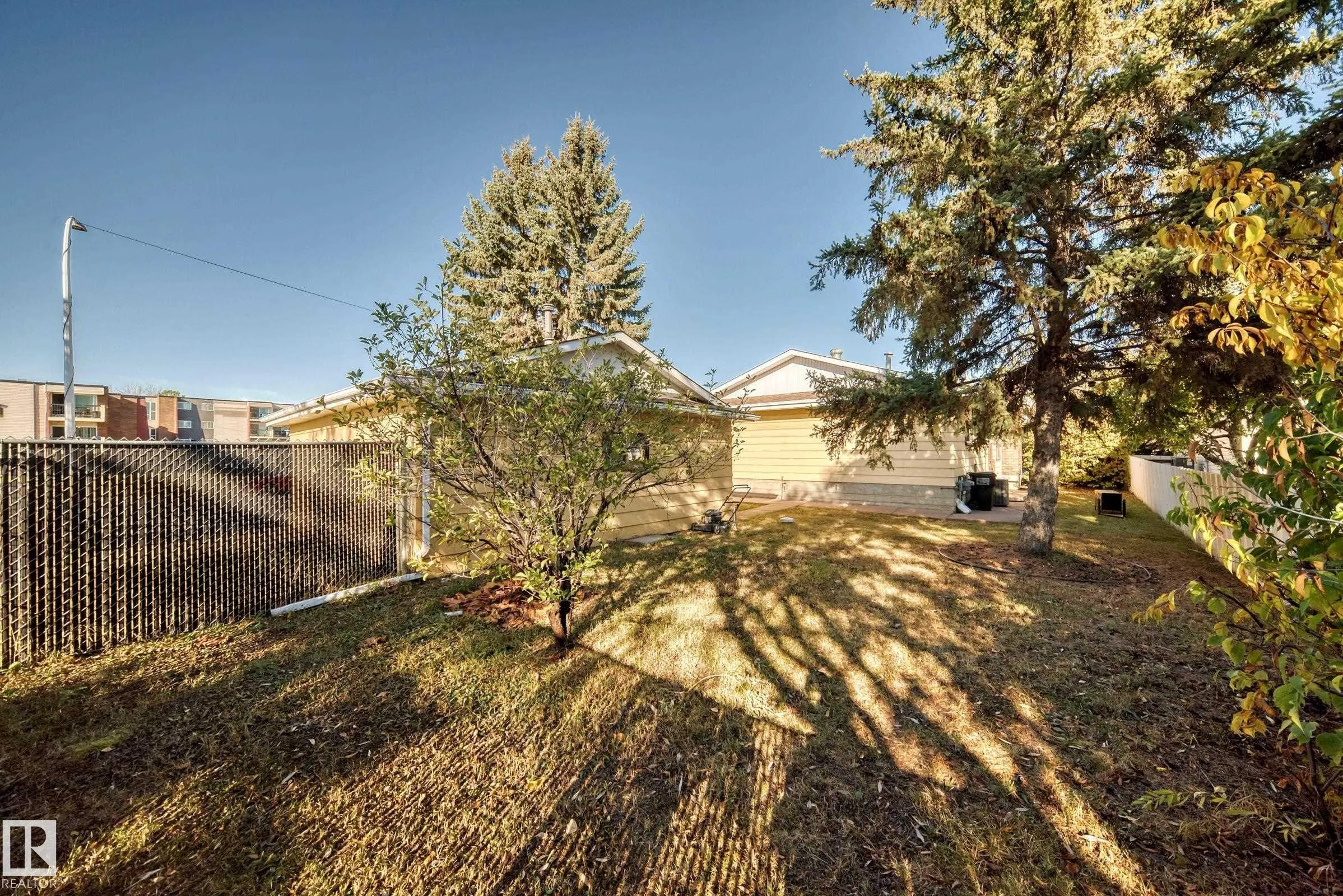 3827 105 Street