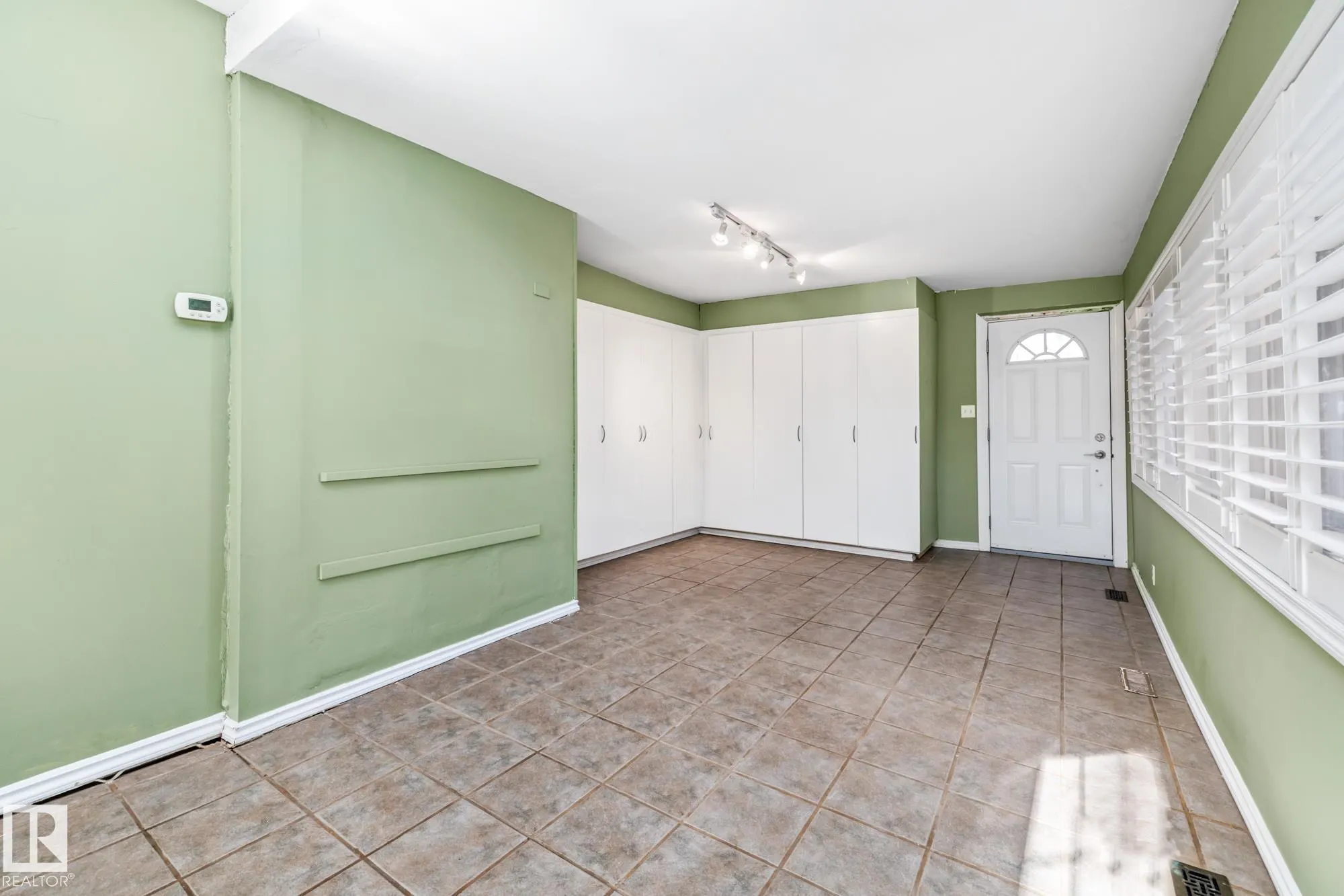 10405 GLENORA Crescent