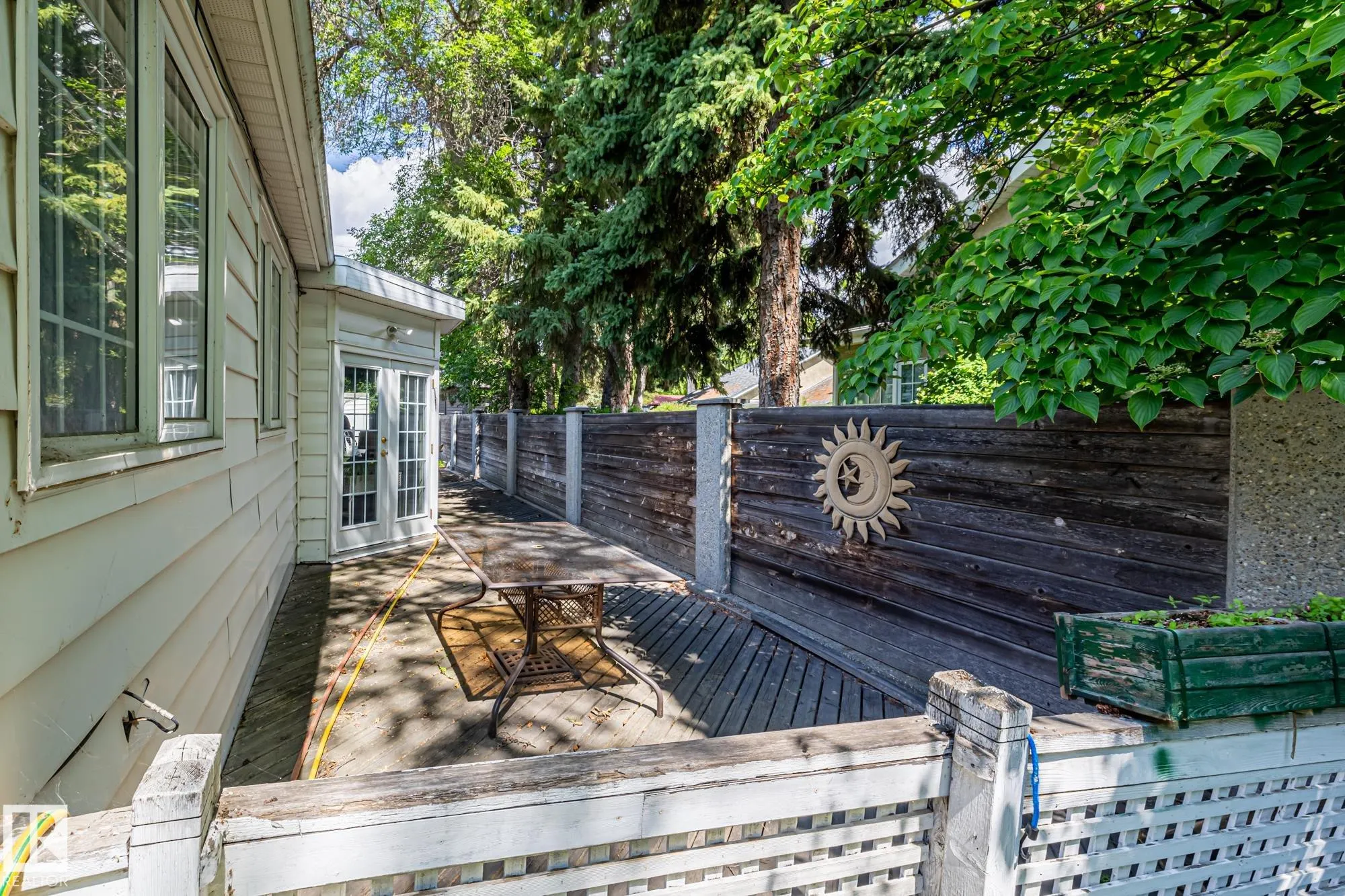 10405 GLENORA Crescent
