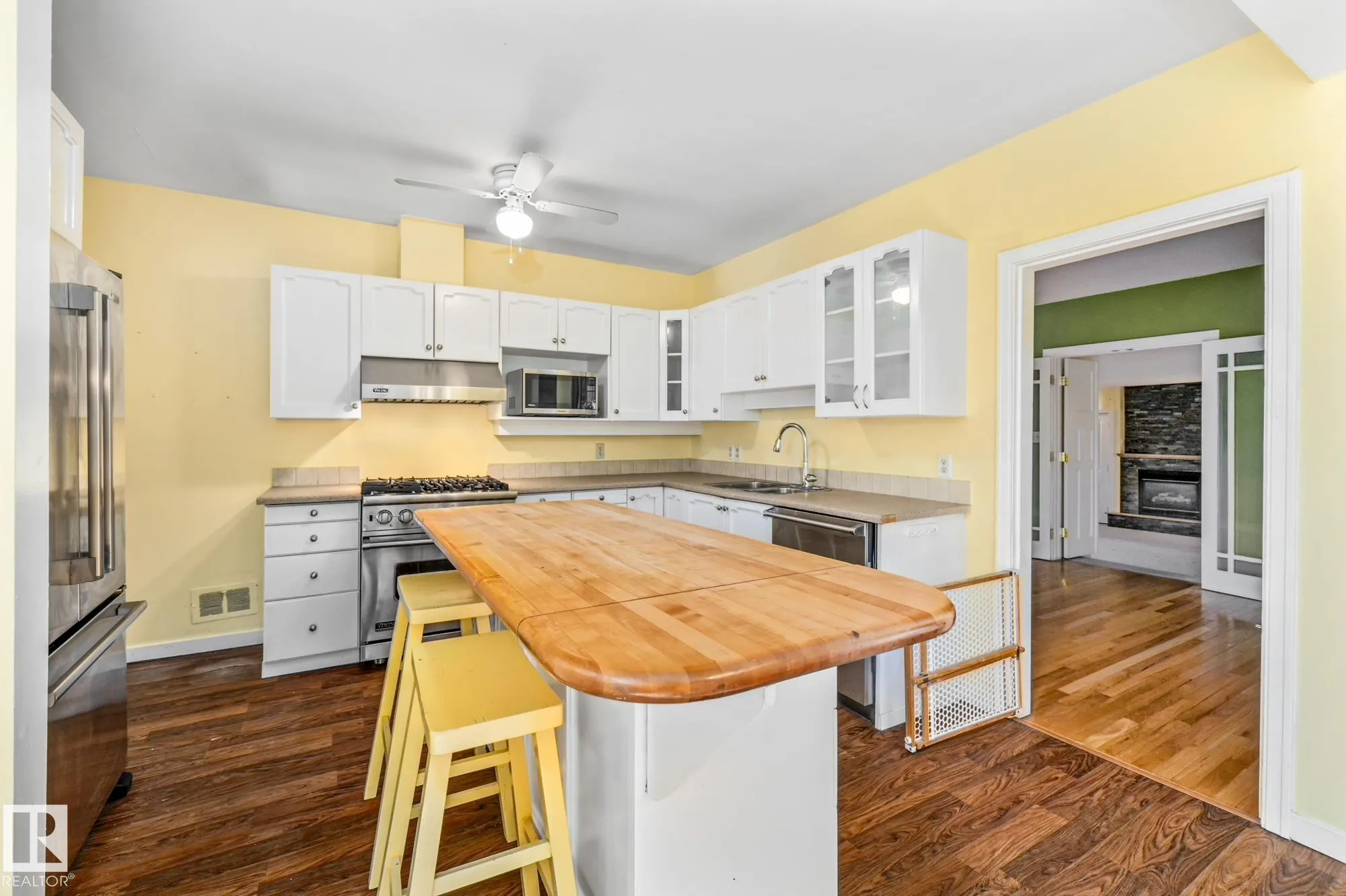 10405 GLENORA Crescent