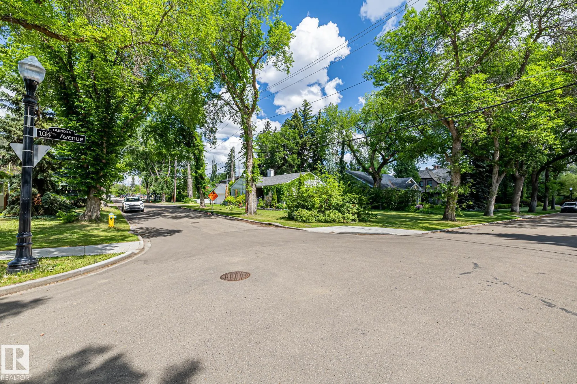 10405 GLENORA Crescent