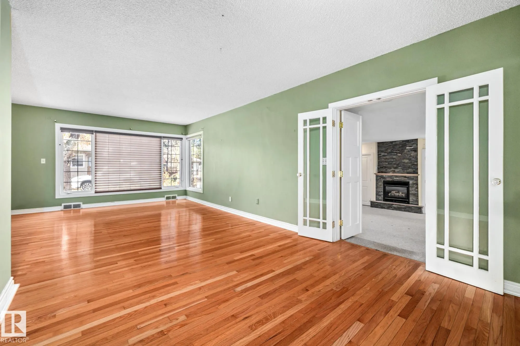 10405 GLENORA Crescent