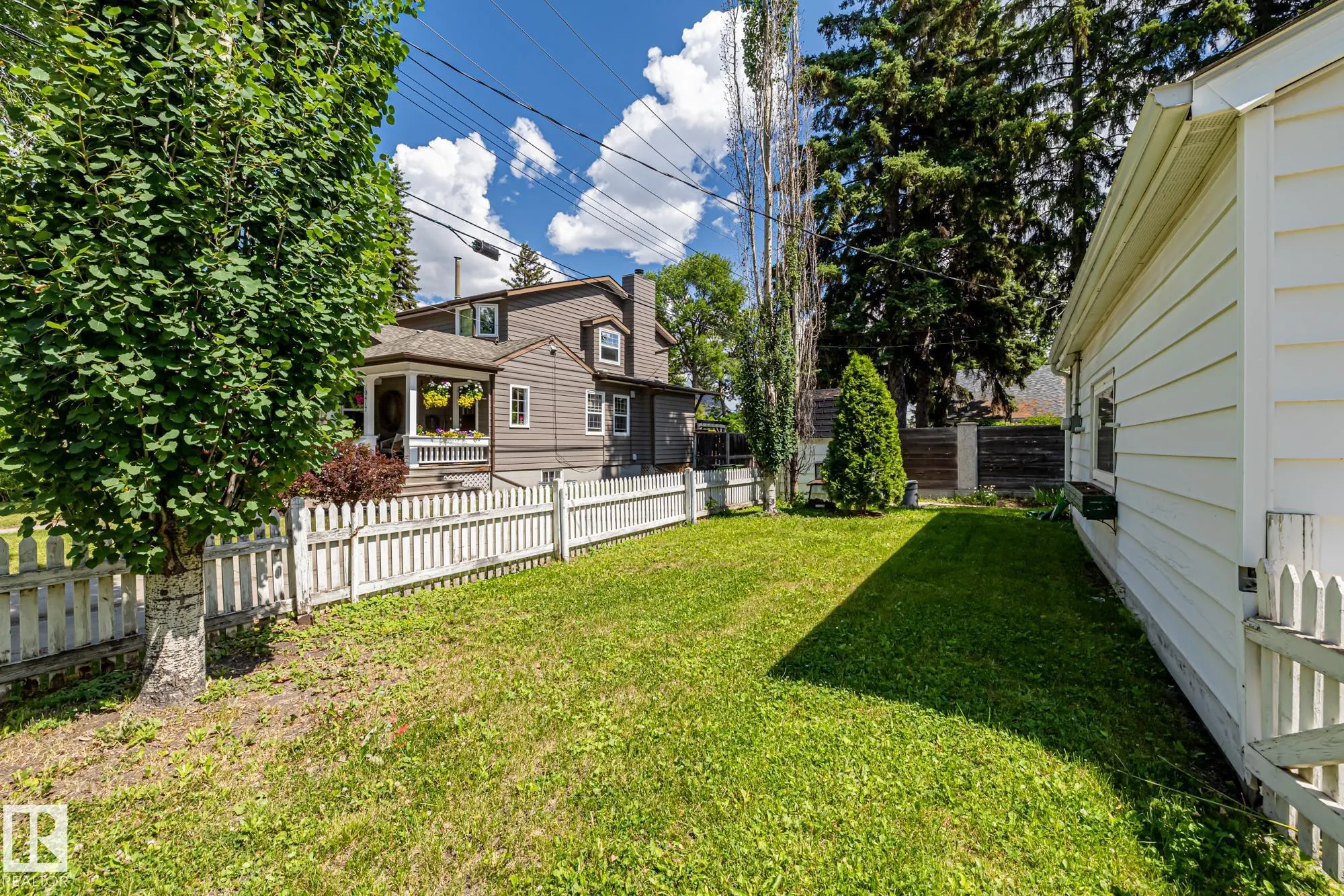 10405 GLENORA Crescent