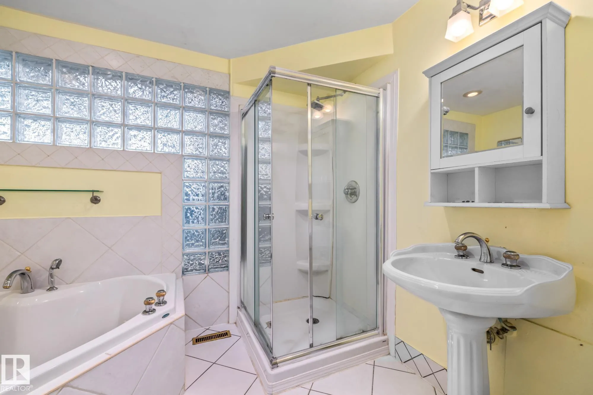 10405 GLENORA Crescent
