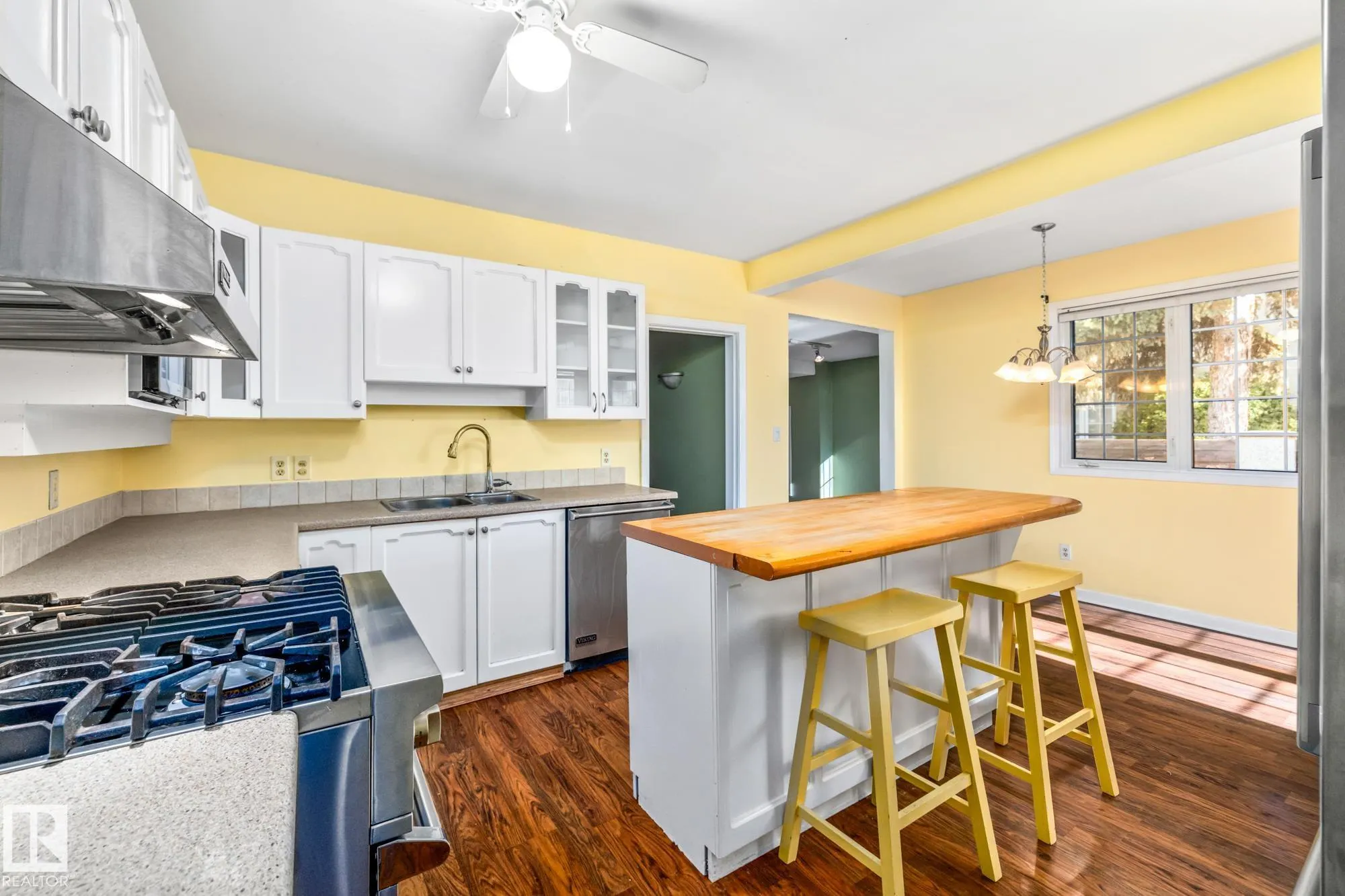10405 GLENORA Crescent