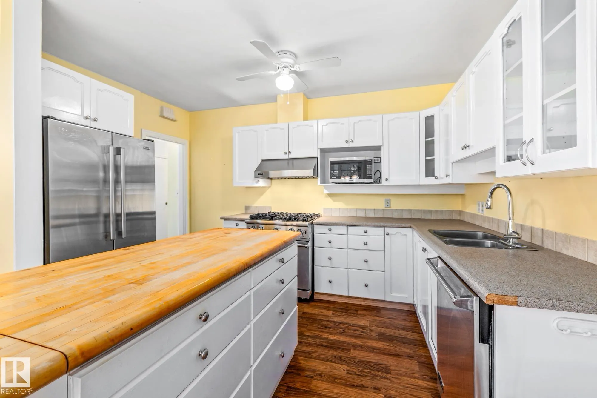 10405 GLENORA Crescent