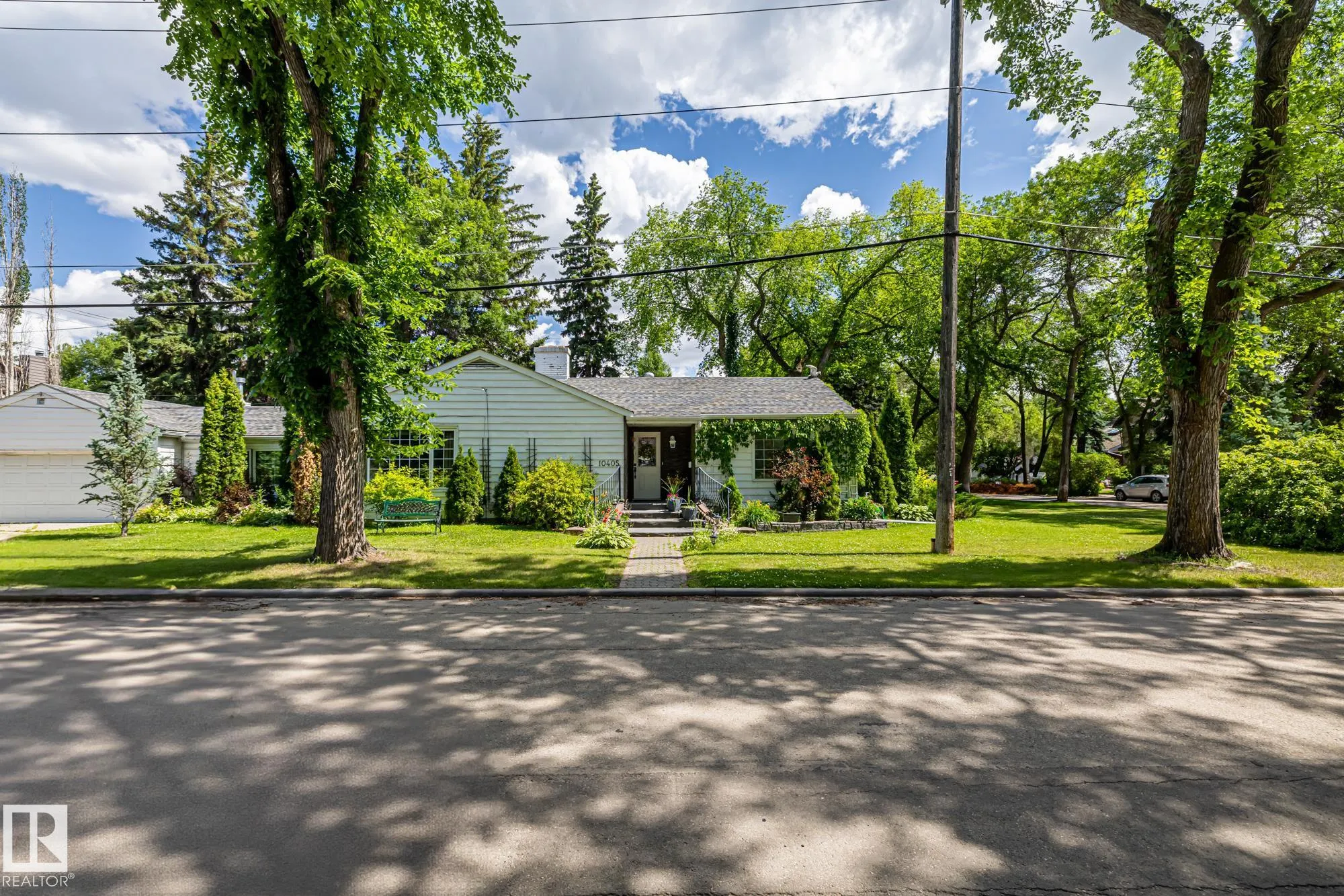 10405 GLENORA Crescent