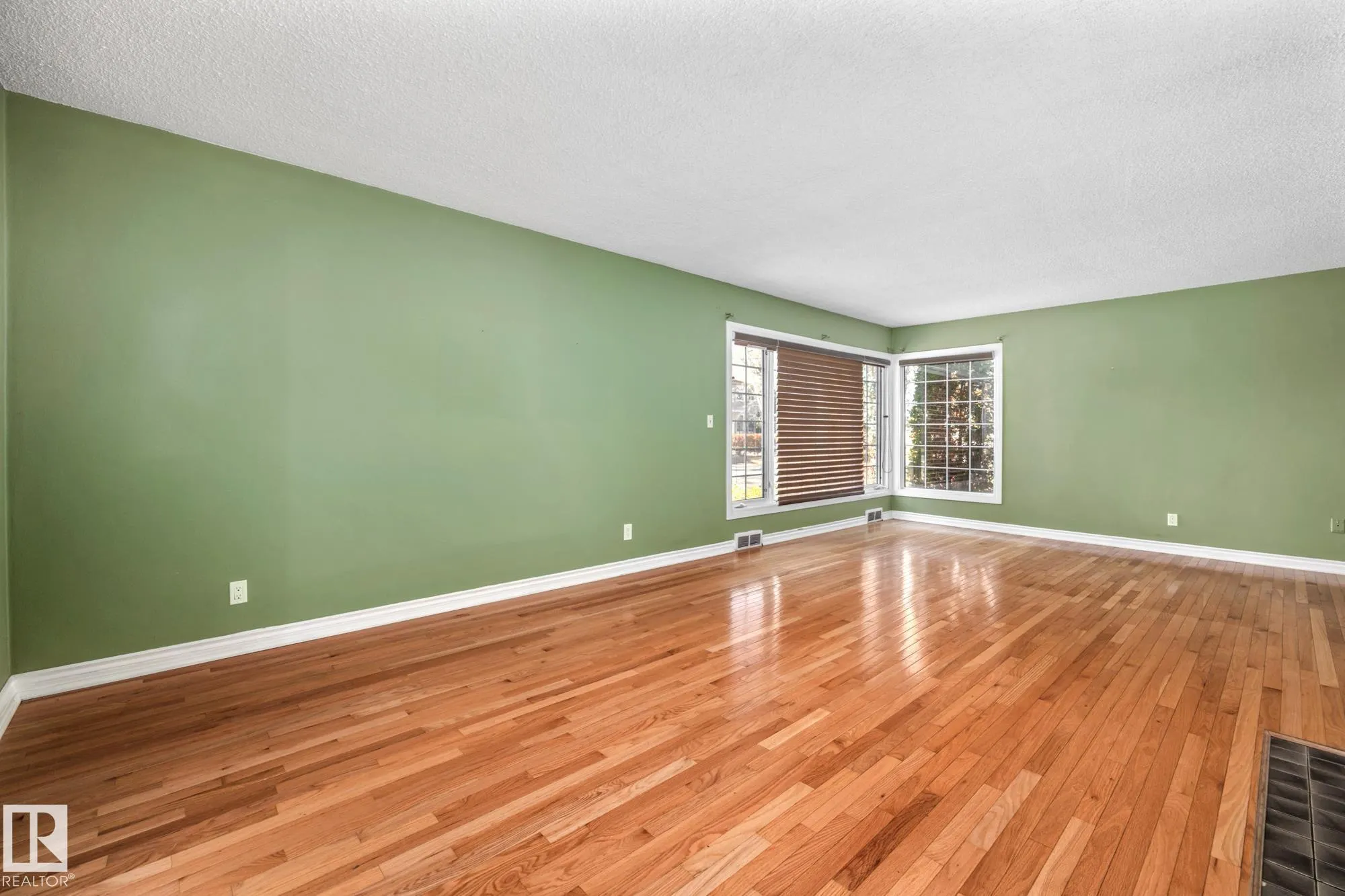 10405 GLENORA Crescent