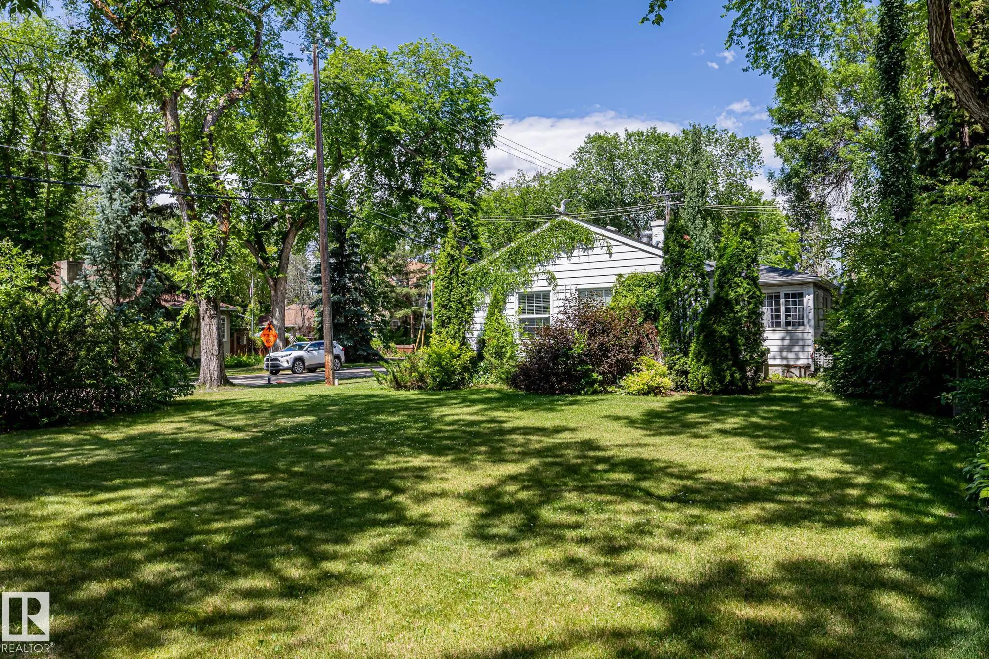 10405 GLENORA Crescent