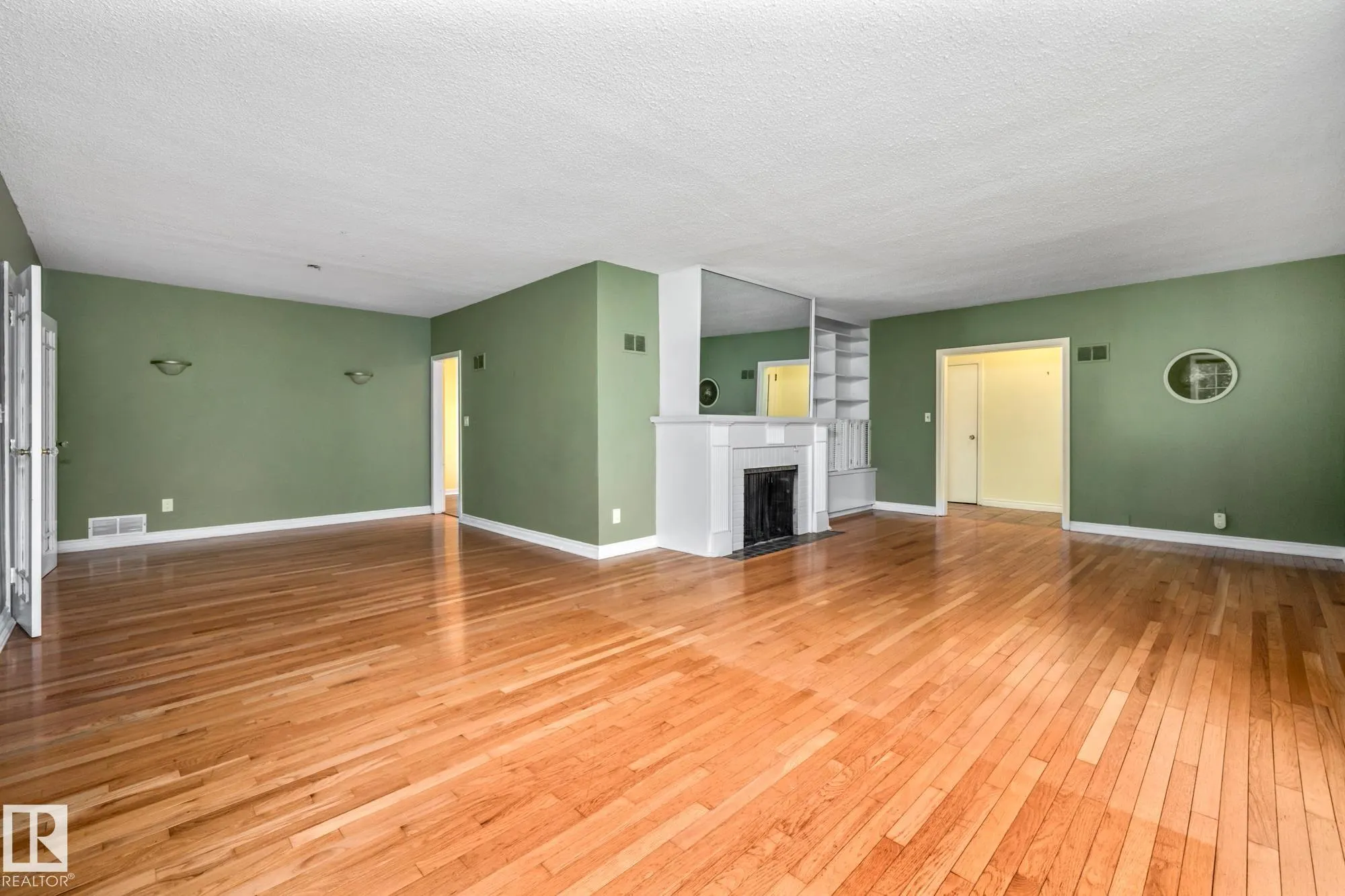 10405 GLENORA Crescent