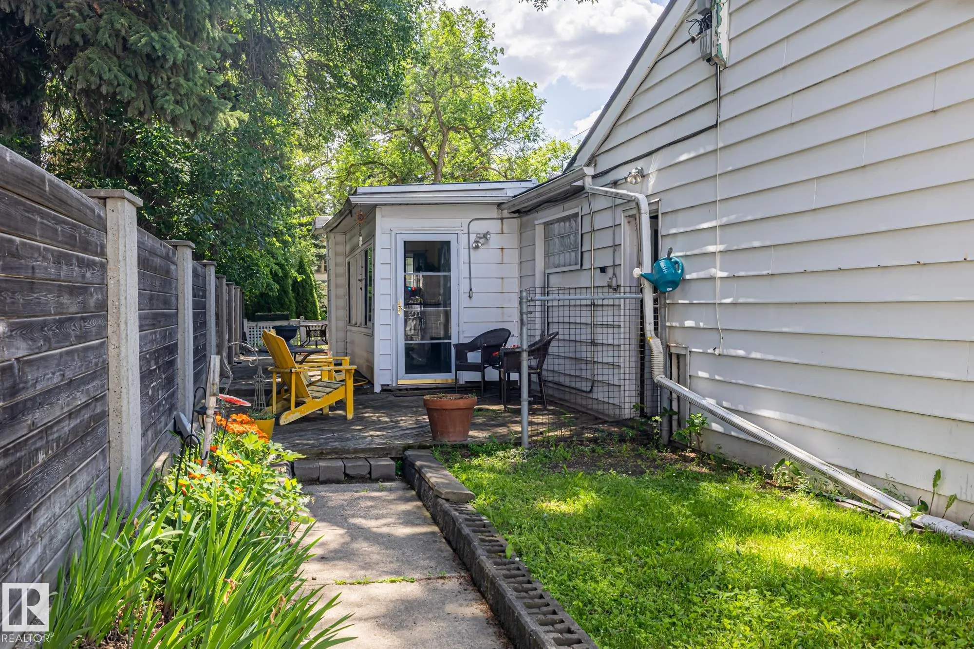 10405 GLENORA Crescent