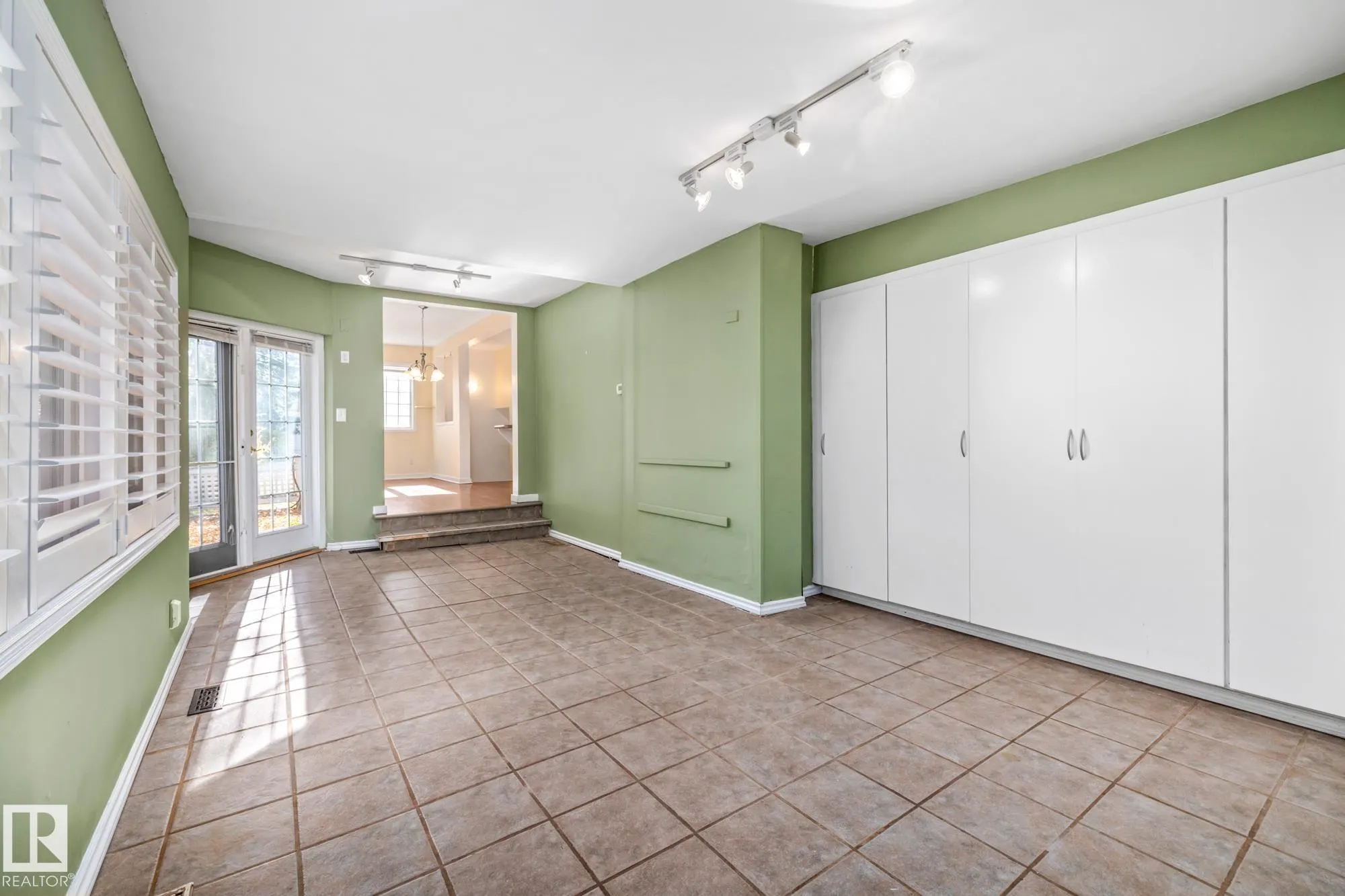 10405 GLENORA Crescent
