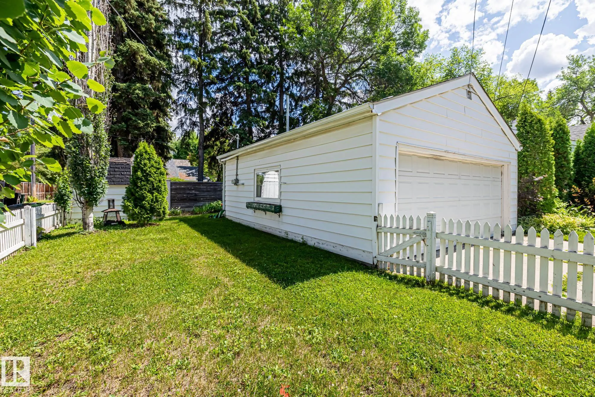 10405 GLENORA Crescent