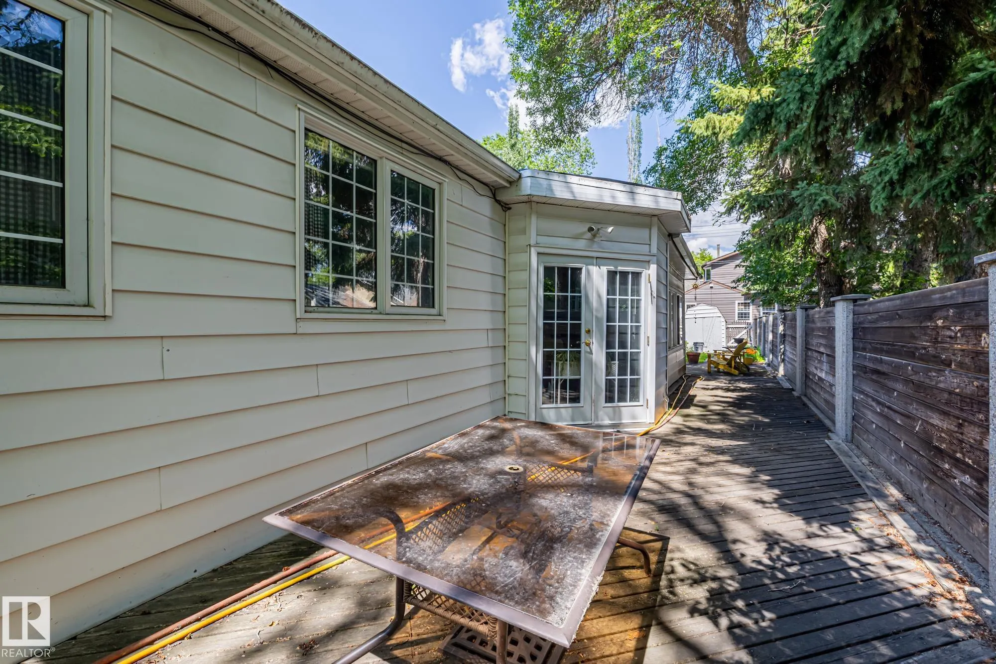 10405 GLENORA Crescent