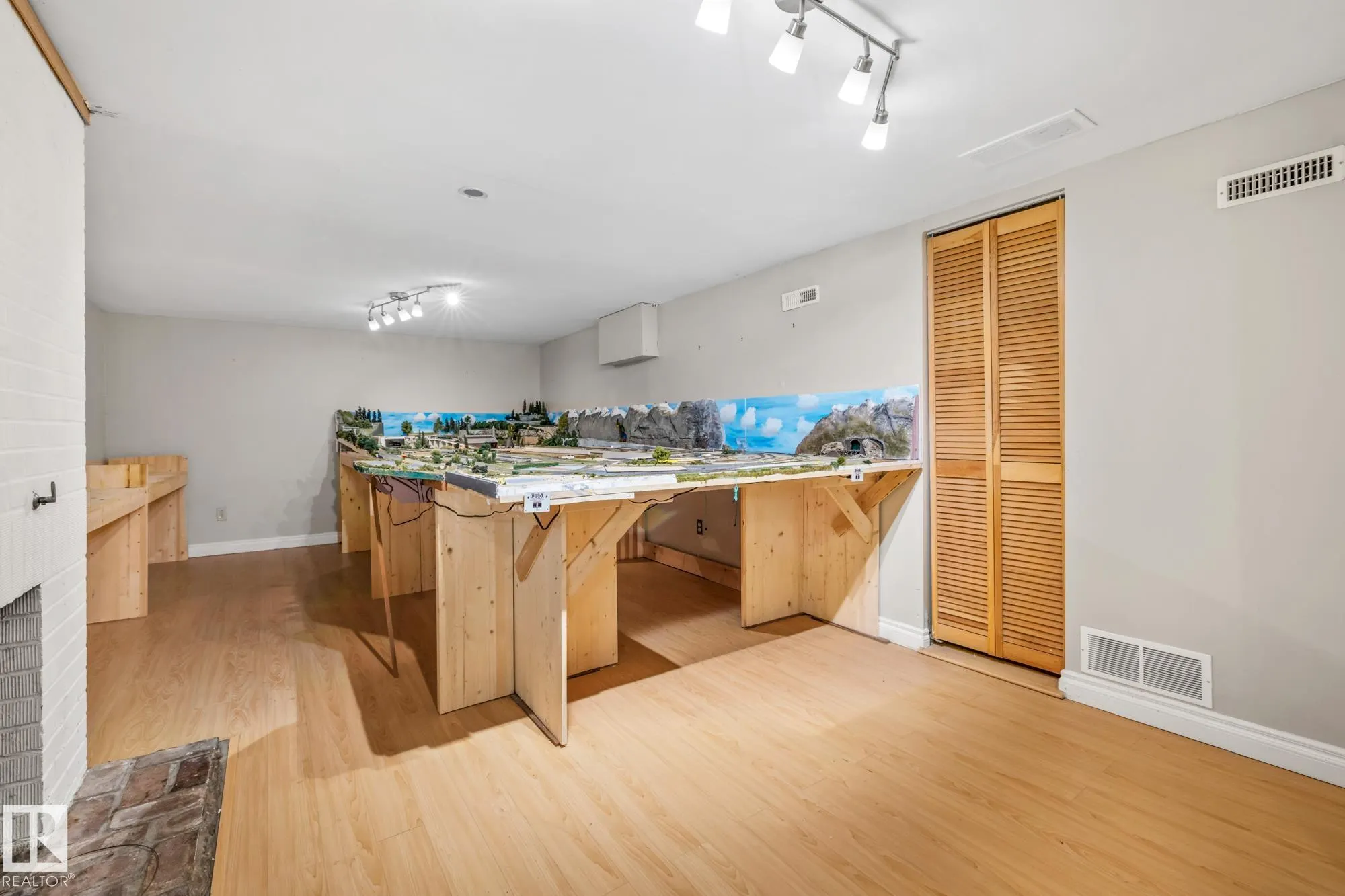 10405 GLENORA Crescent