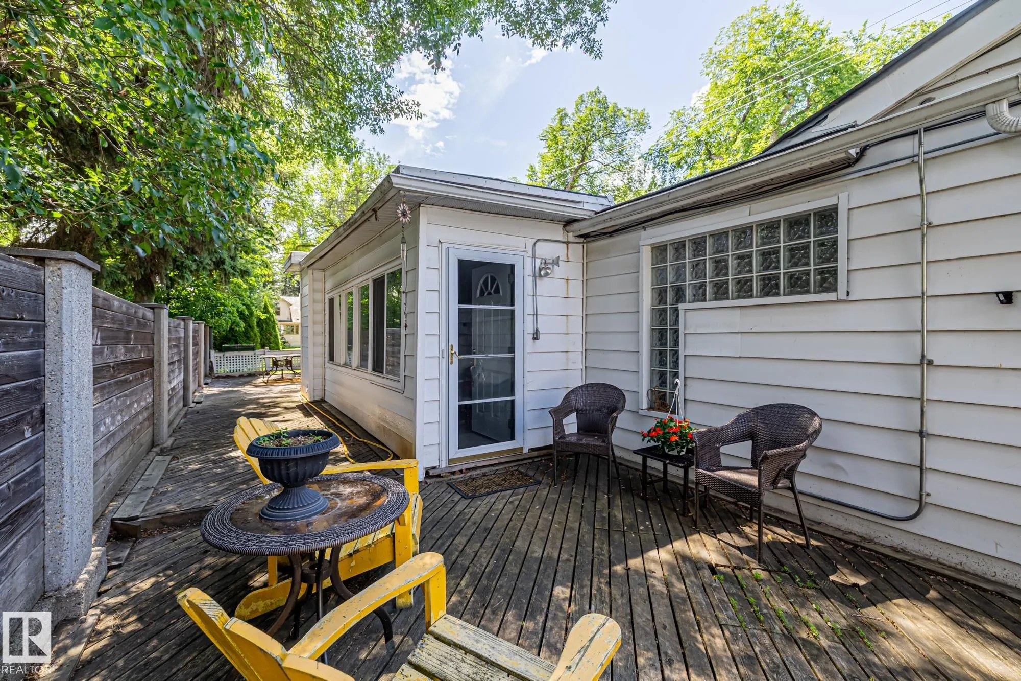 10405 GLENORA Crescent