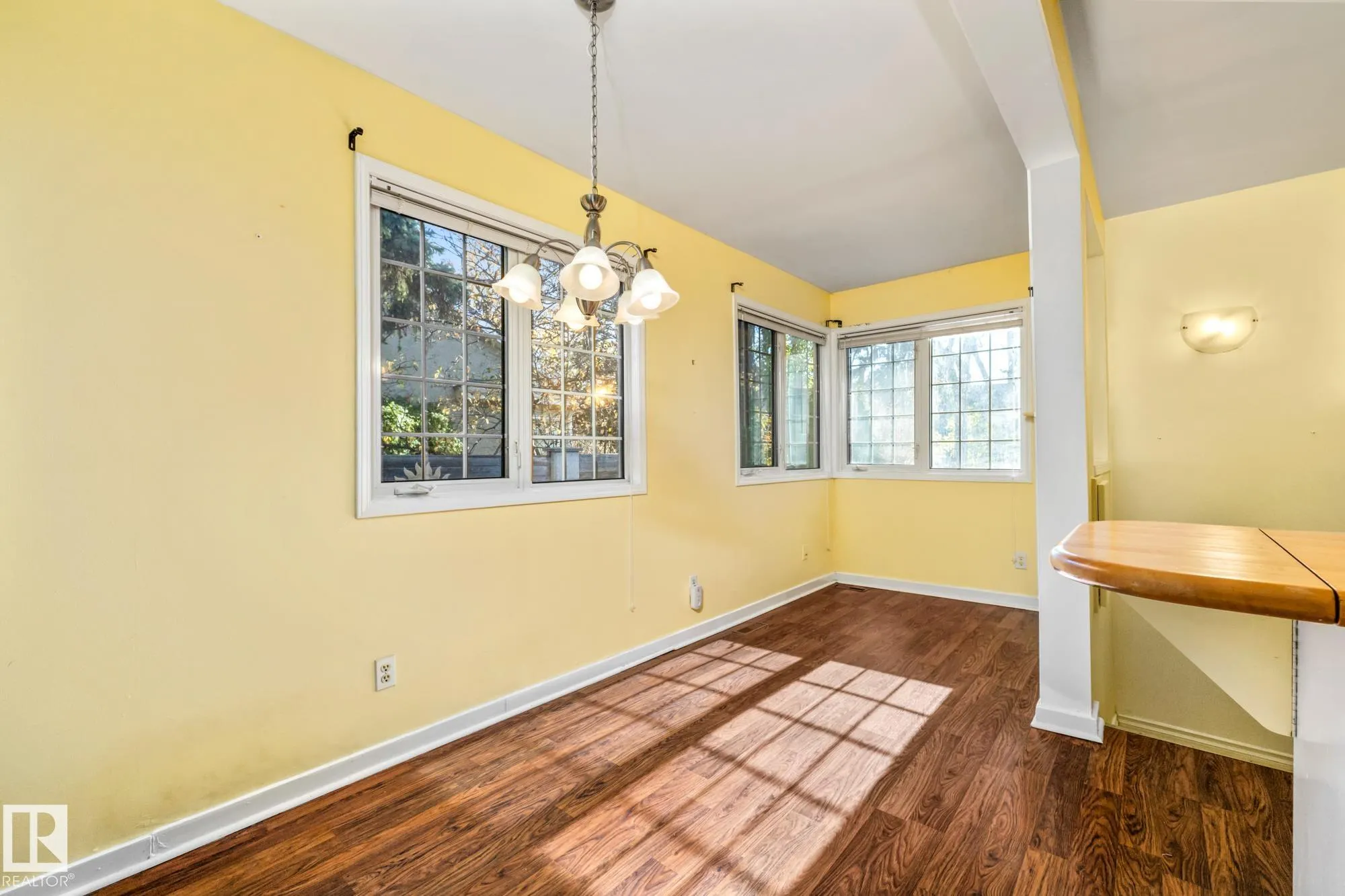 10405 GLENORA Crescent