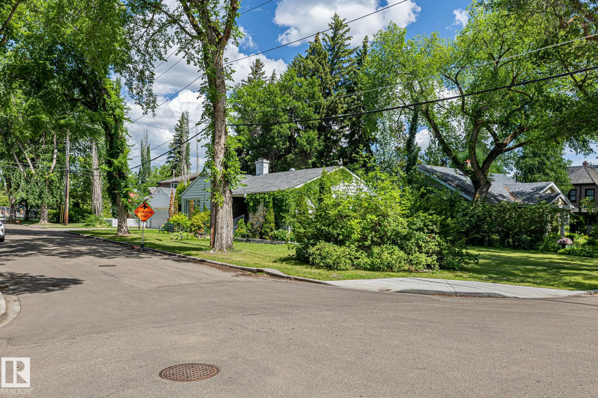 10405 GLENORA Crescent