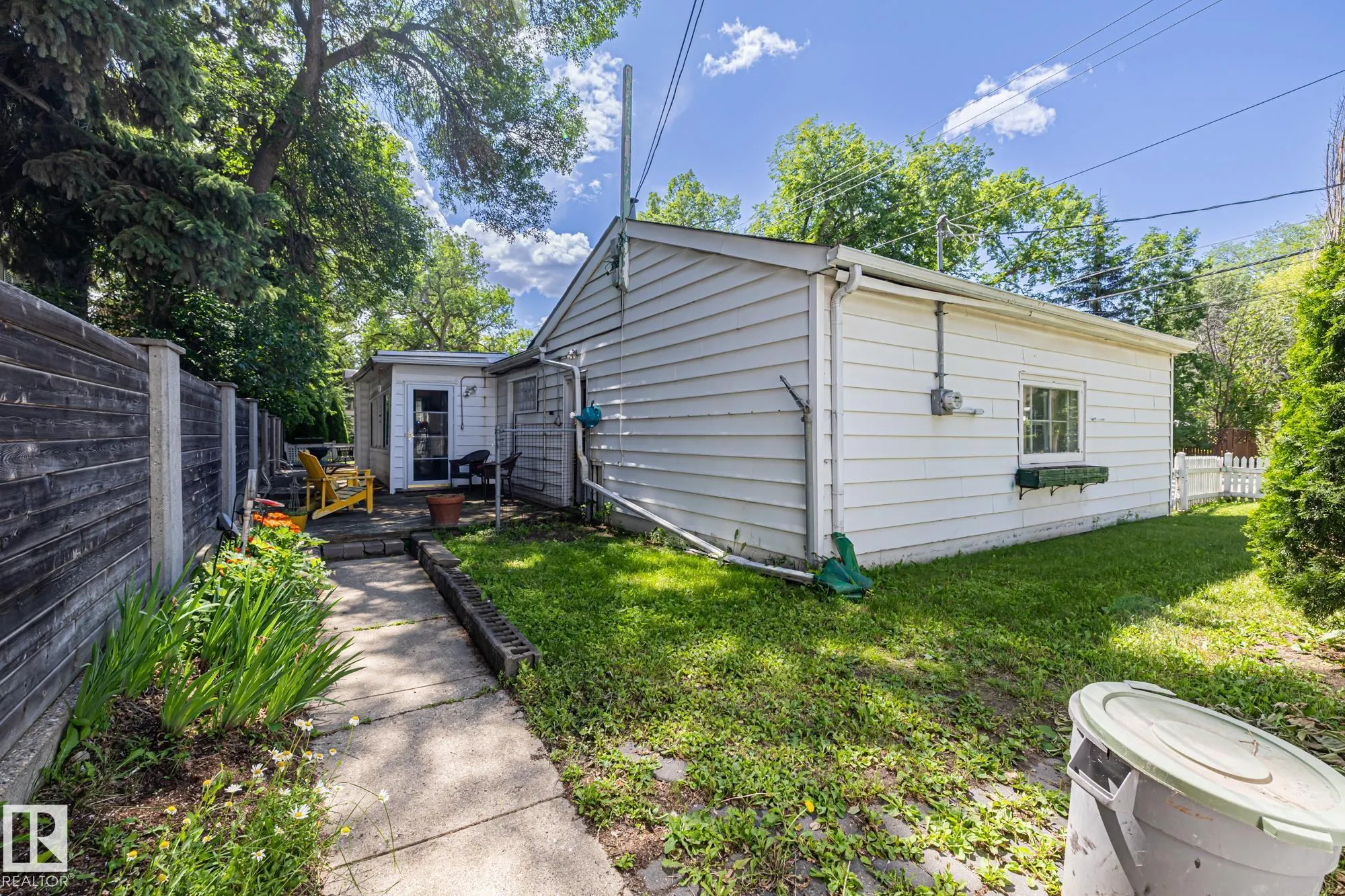 10405 GLENORA Crescent