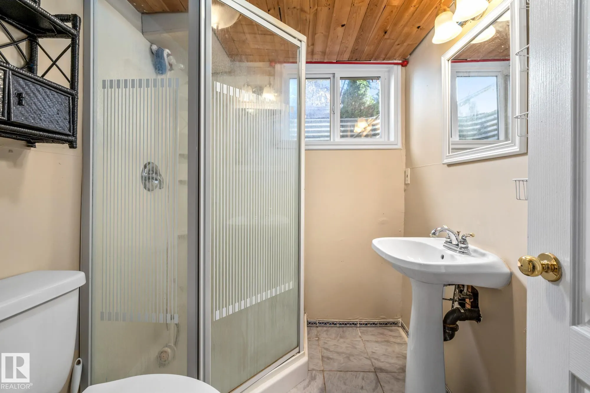 10405 GLENORA Crescent