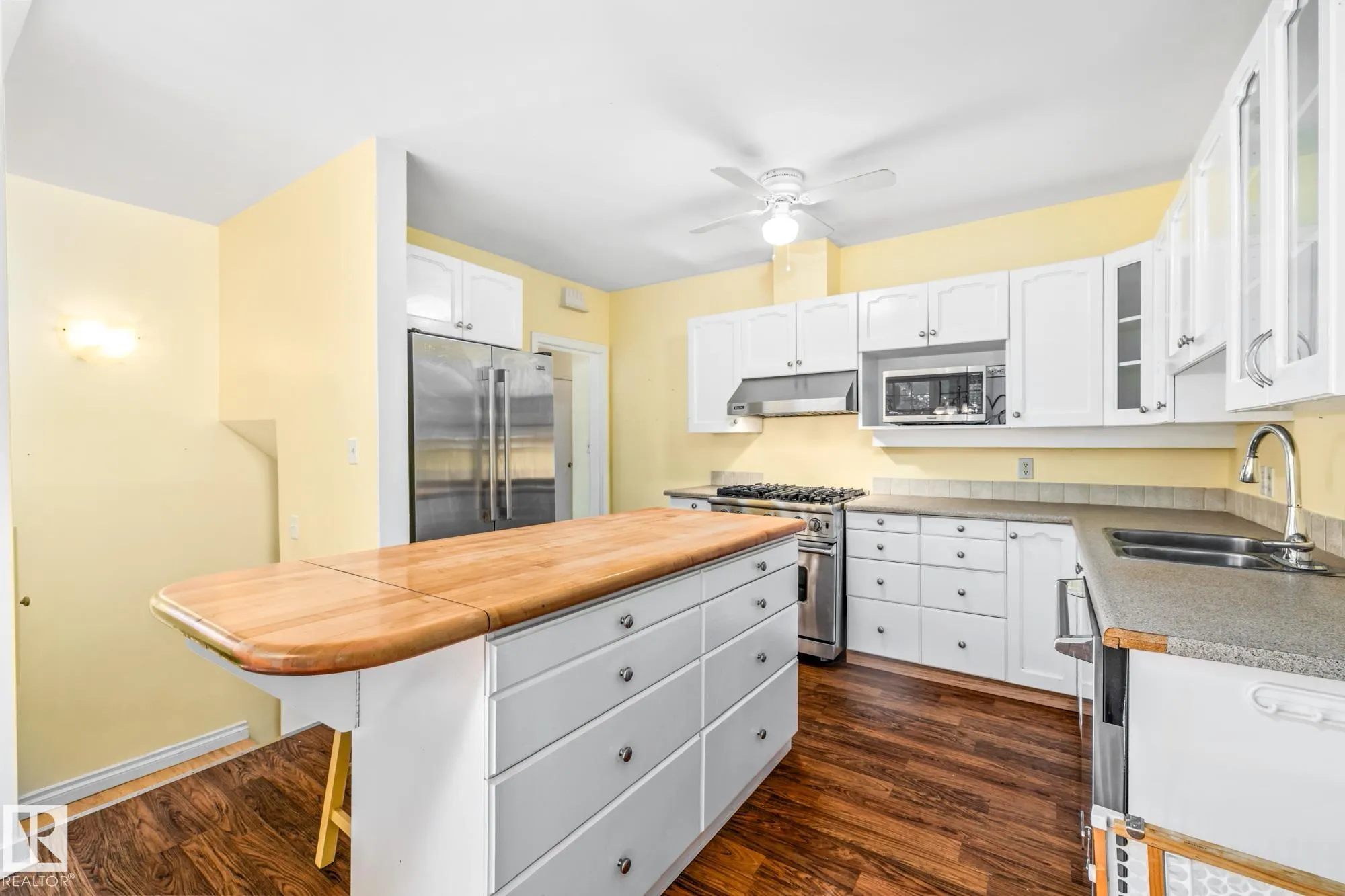 10405 GLENORA Crescent