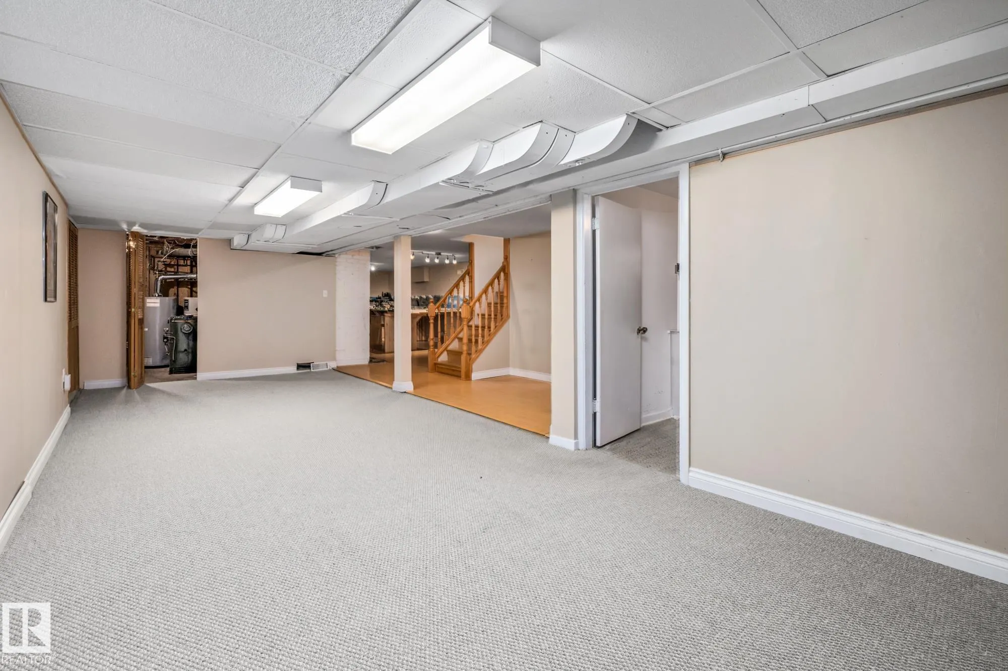 10405 GLENORA Crescent