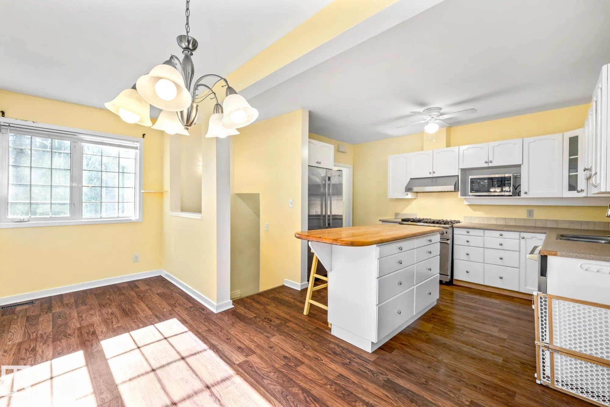 10405 GLENORA Crescent