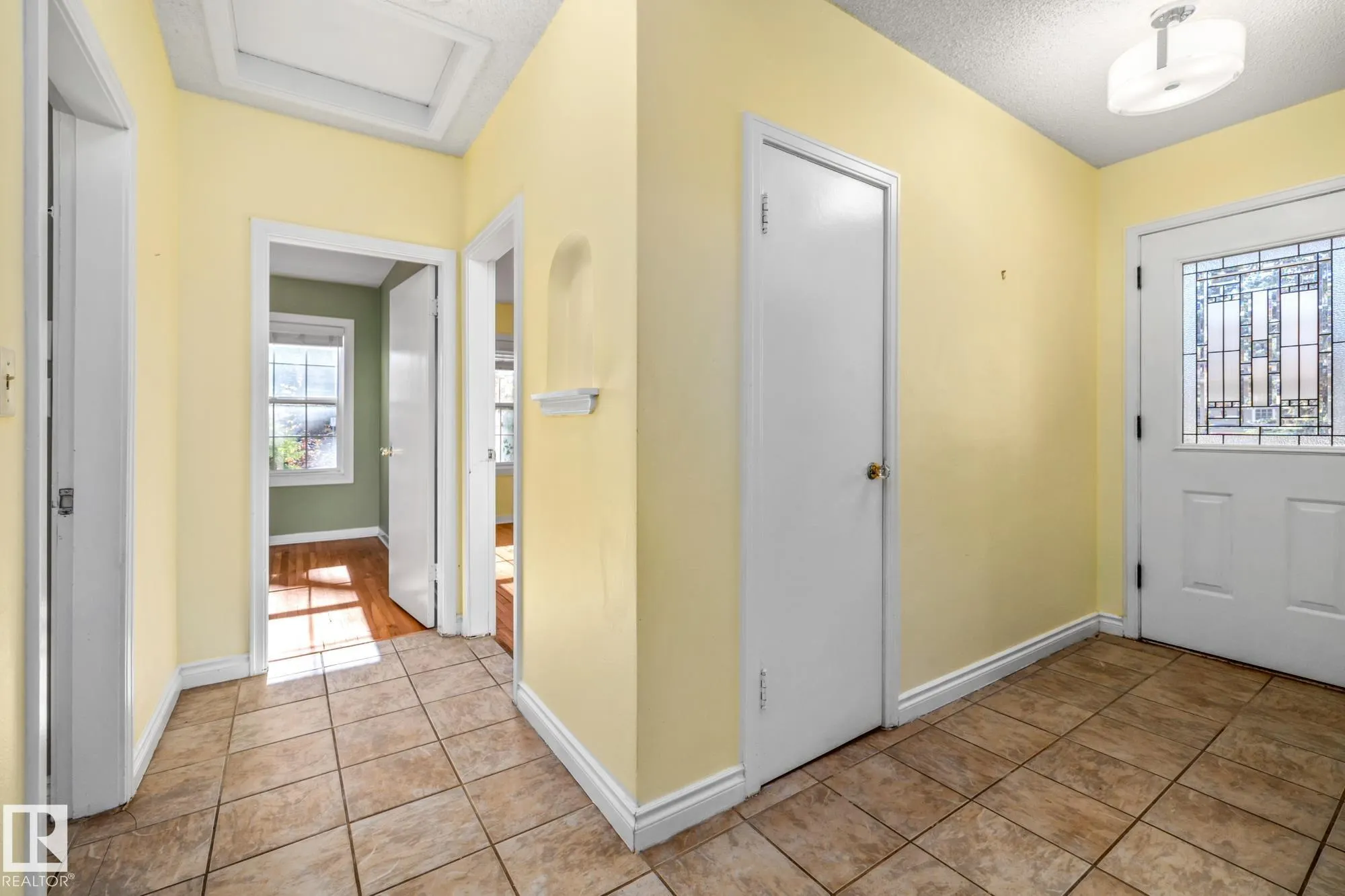 10405 GLENORA Crescent