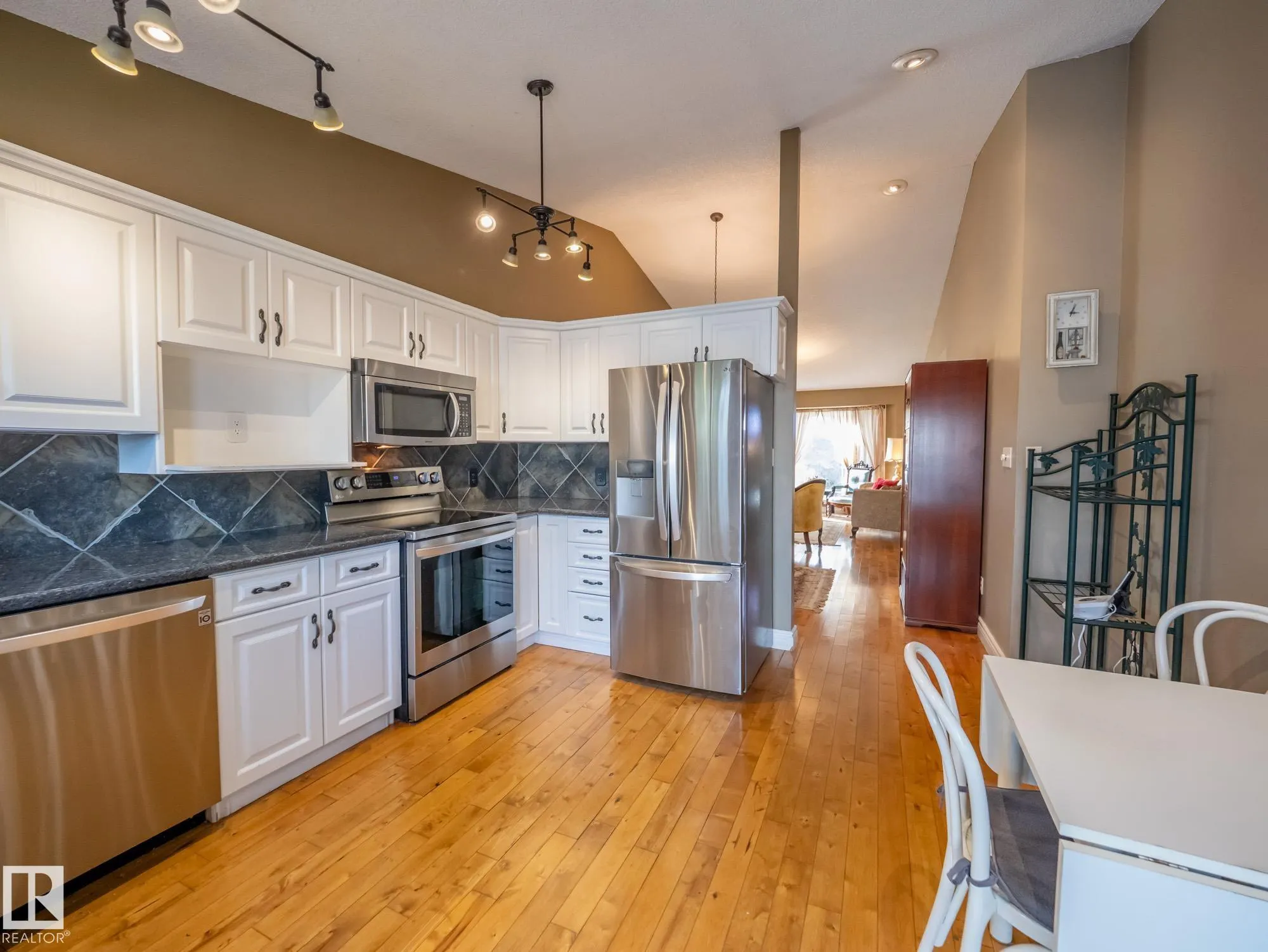 509 RAINBOW Crescent