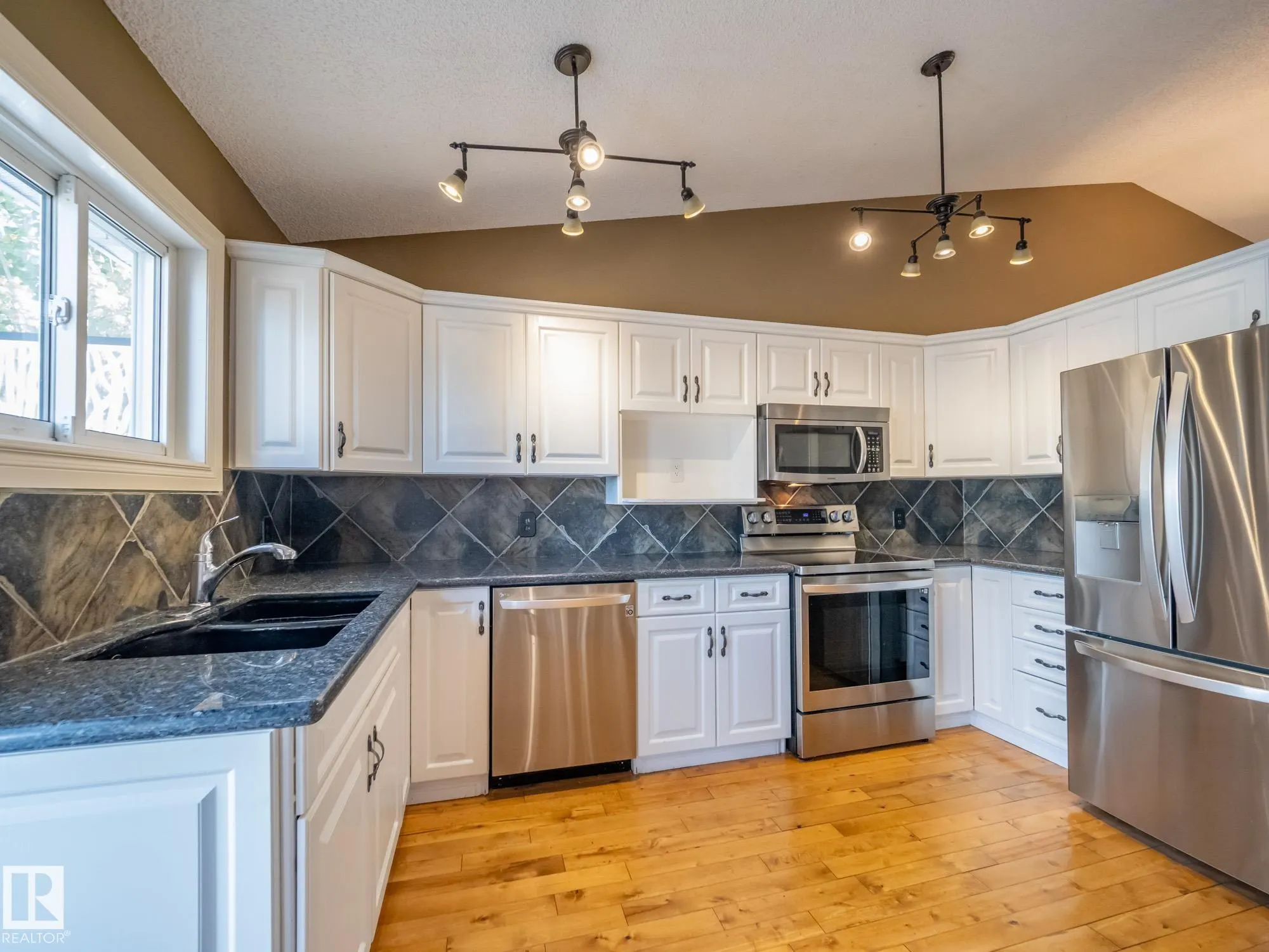 509 RAINBOW Crescent