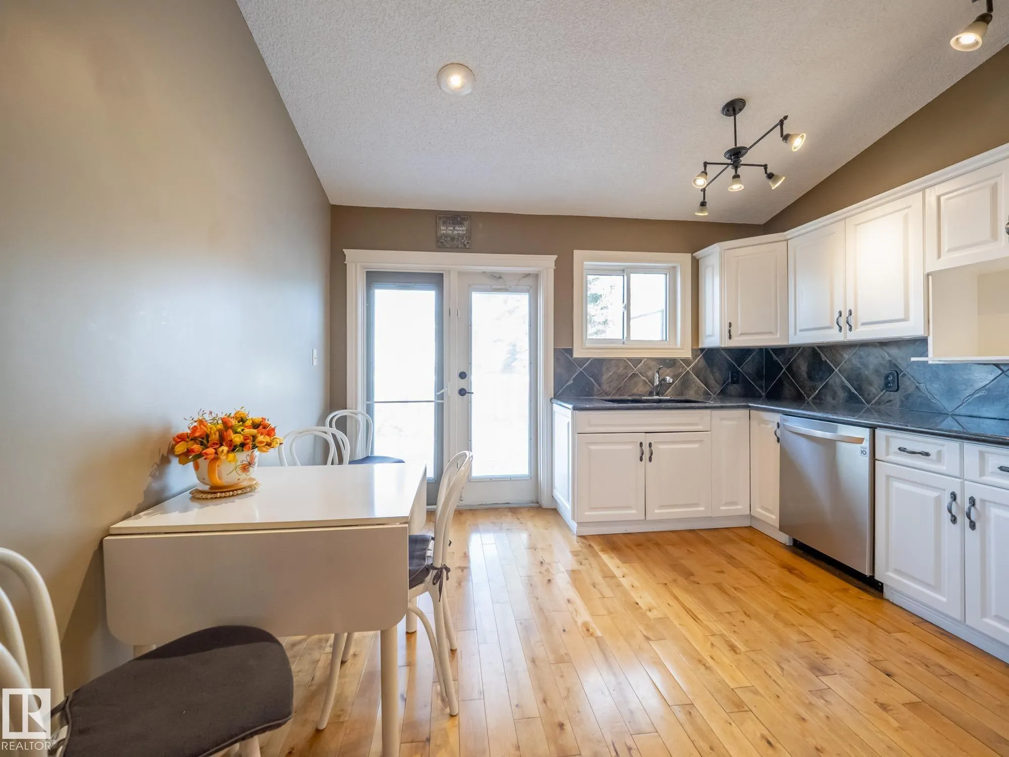 509 RAINBOW Crescent