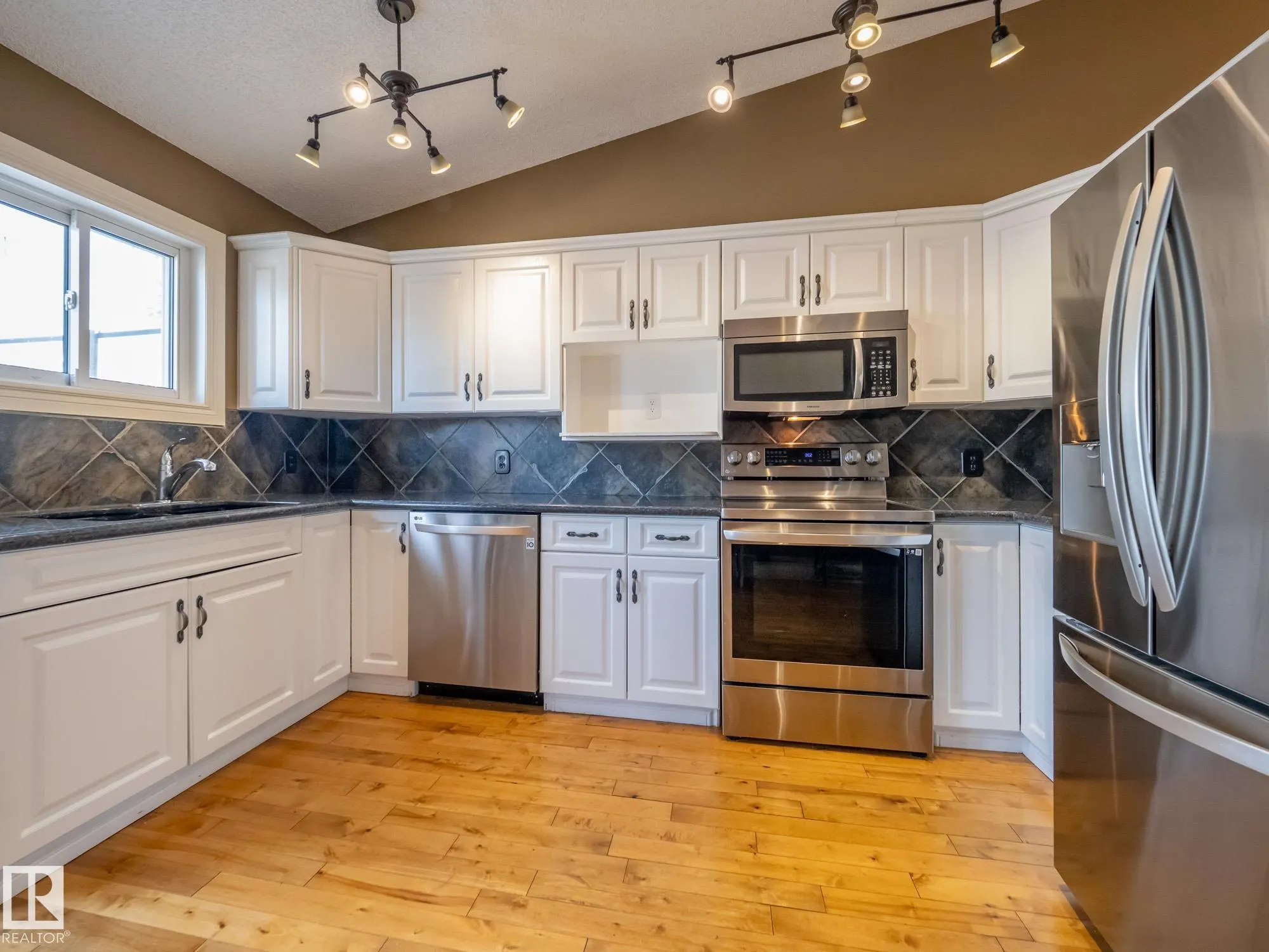 509 RAINBOW Crescent