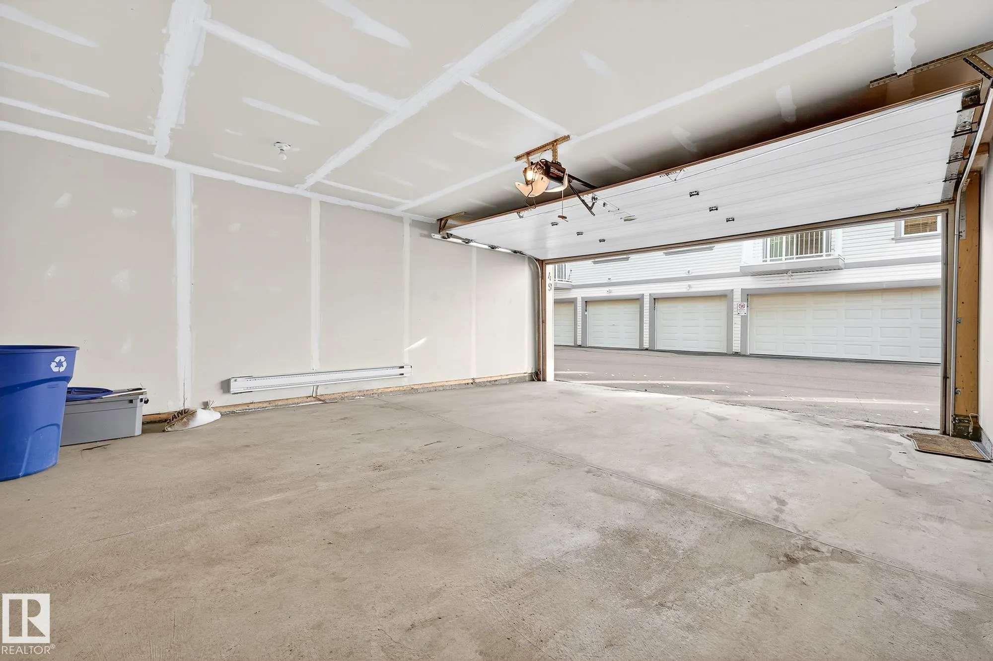 4850 TERWILLEGAR Common