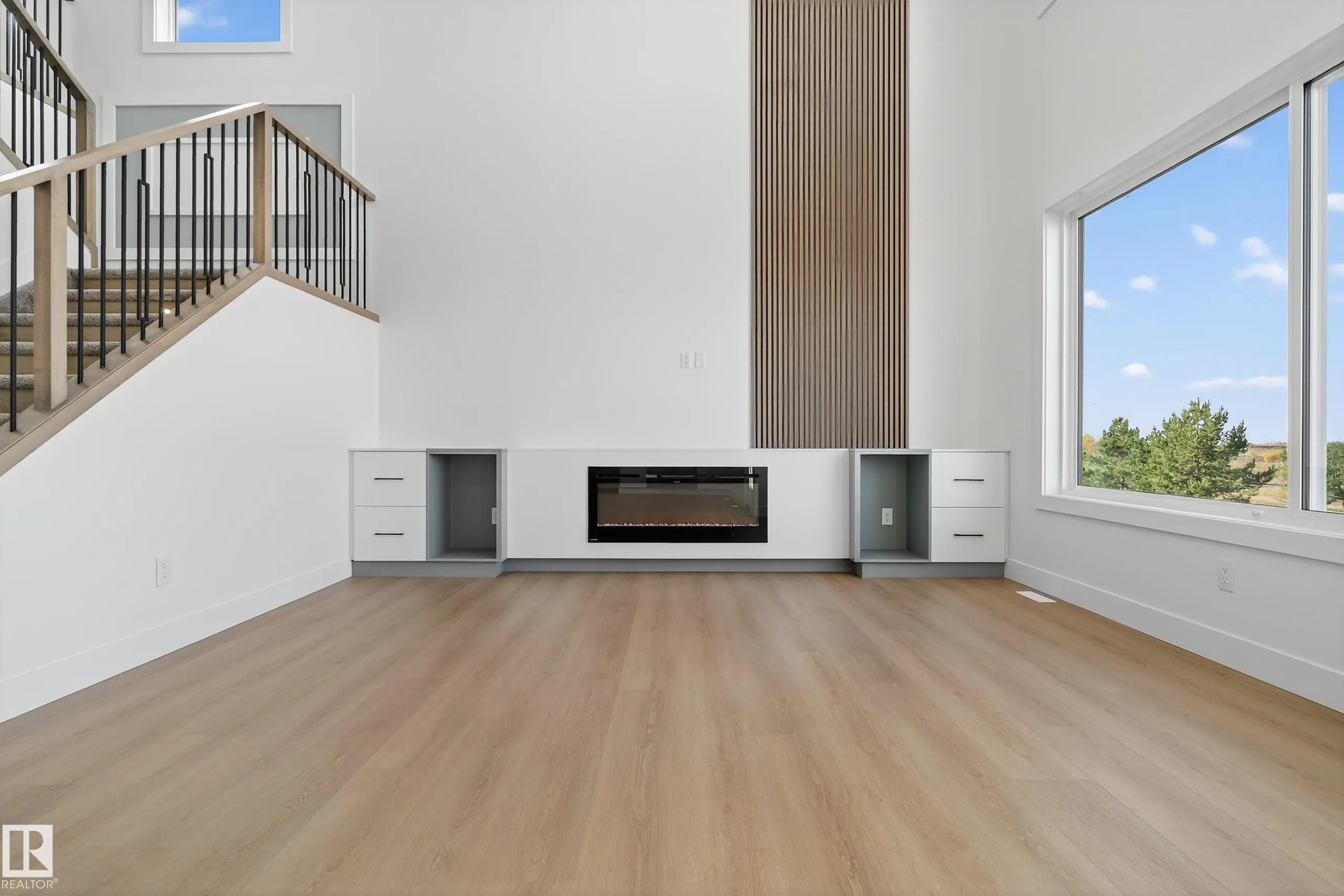 160 EDGEWATER Circle