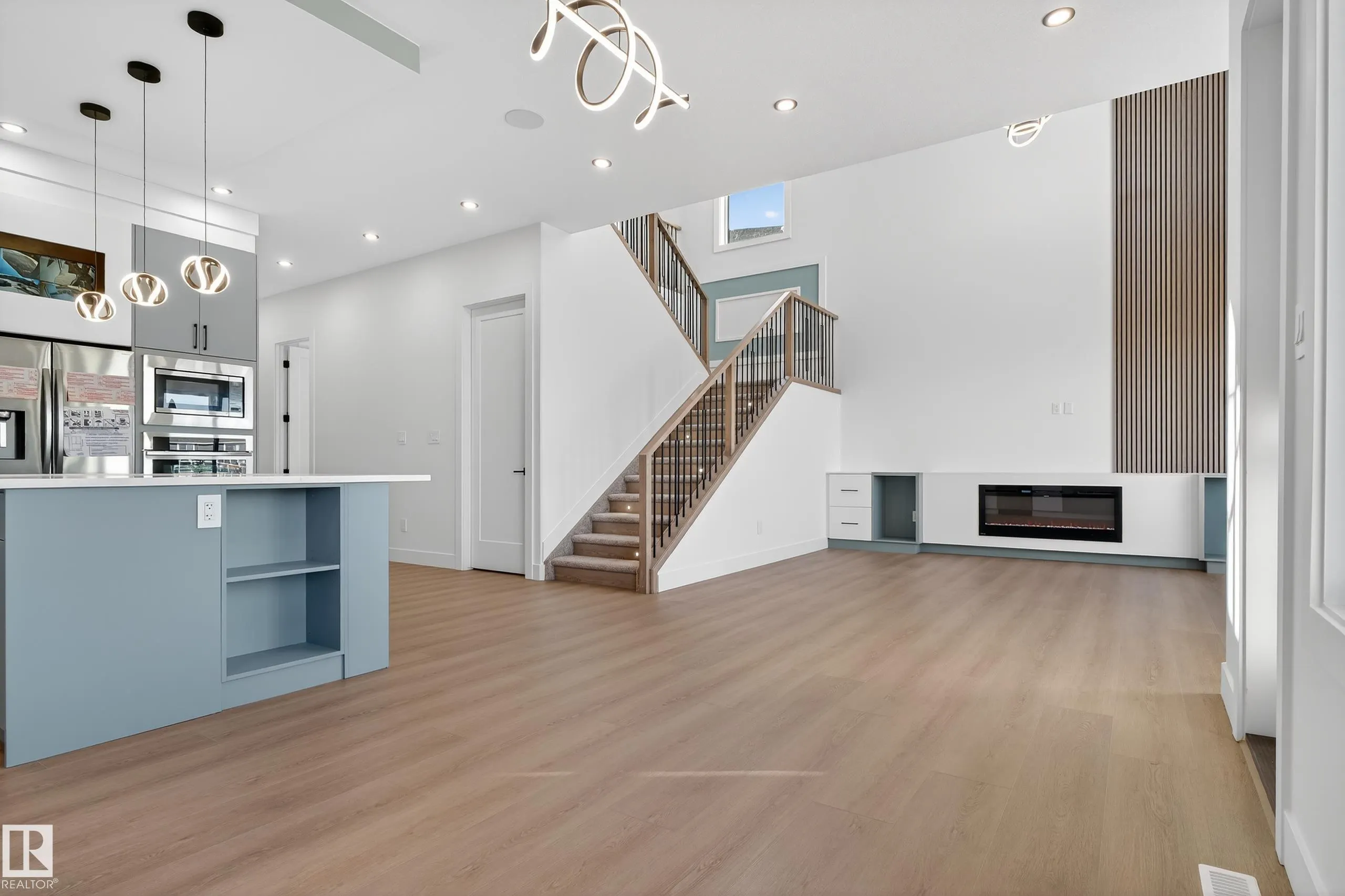 160 EDGEWATER Circle
