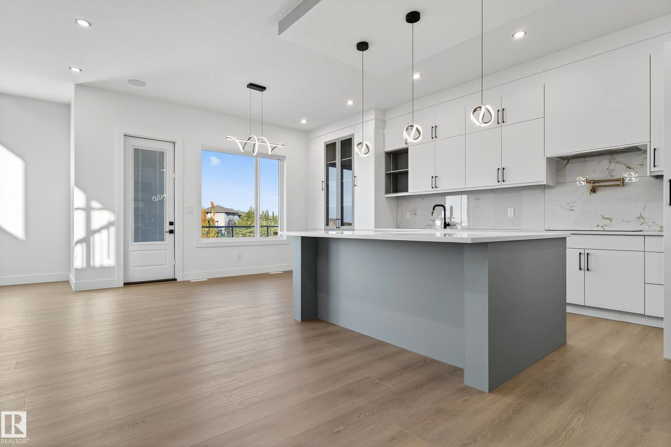 160 EDGEWATER Circle