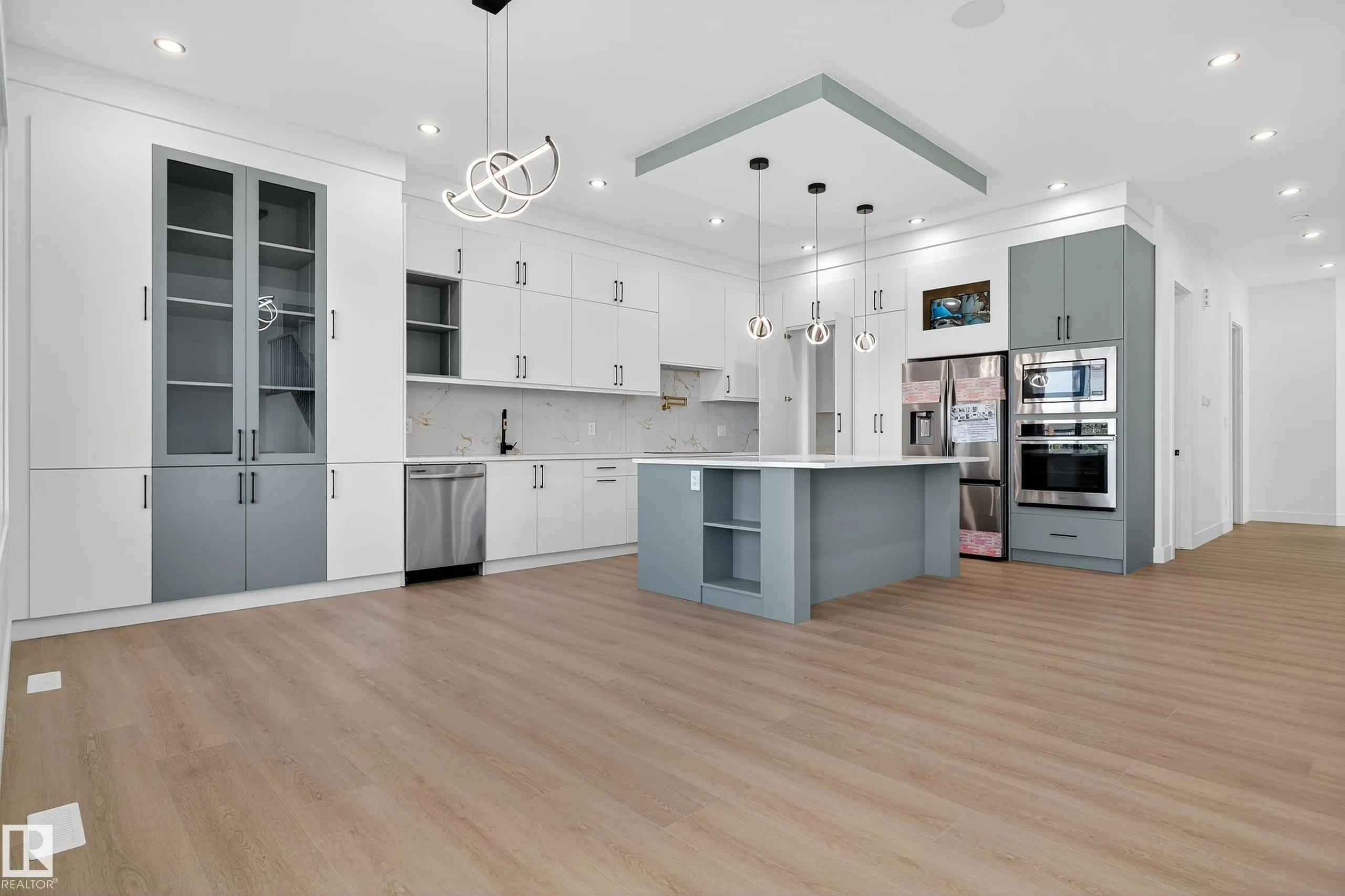 160 EDGEWATER Circle