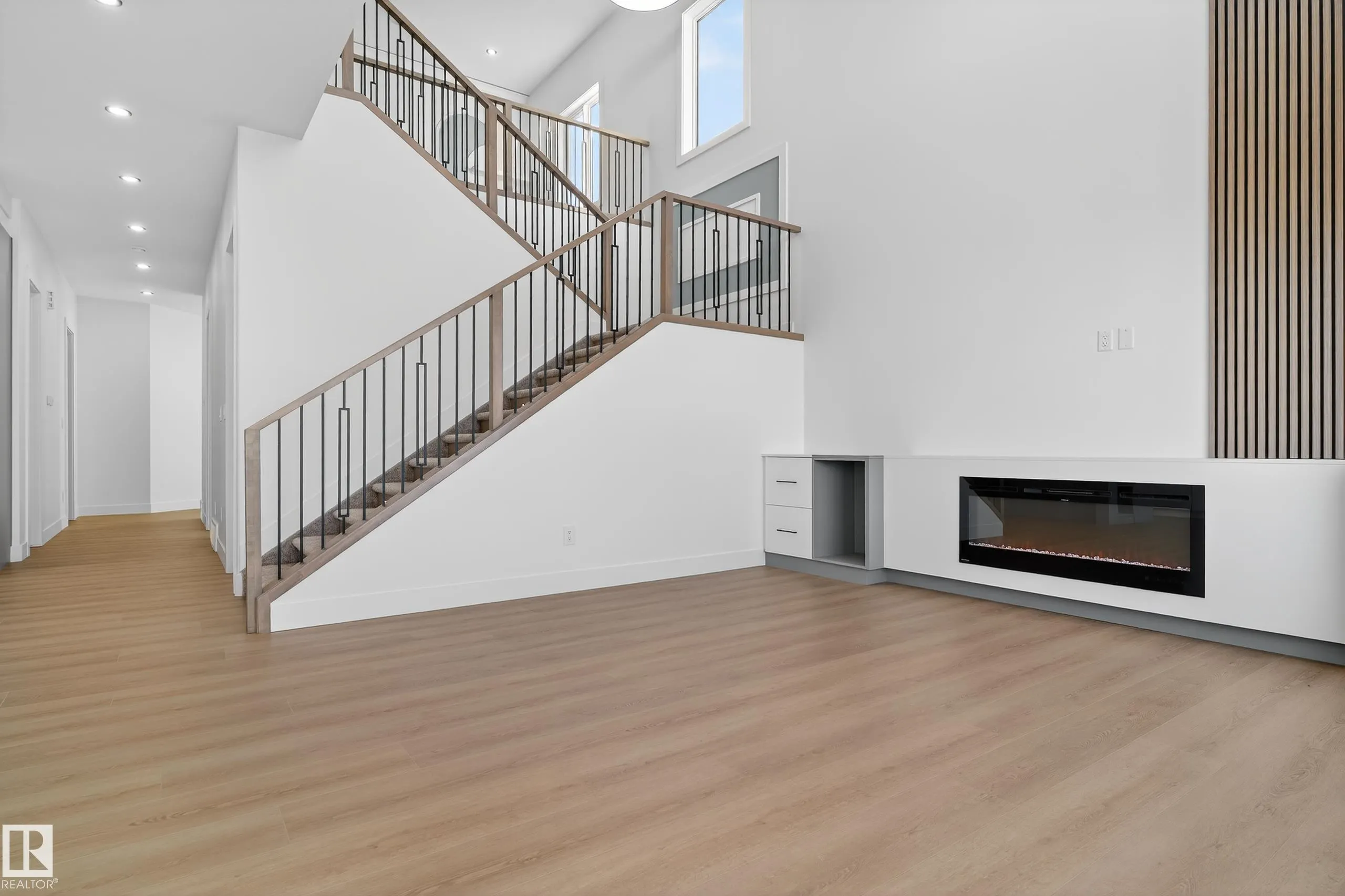 160 EDGEWATER Circle
