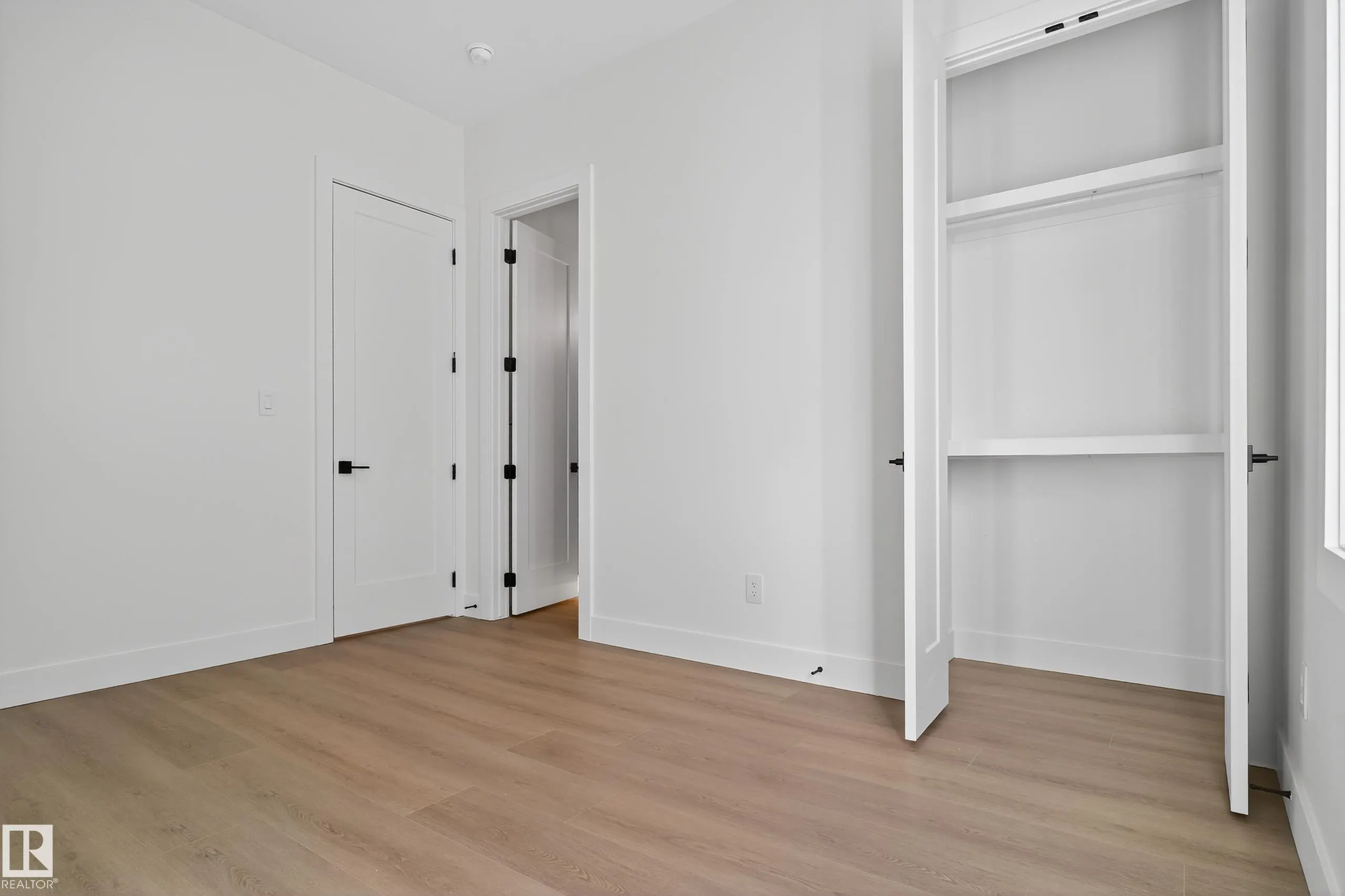160 EDGEWATER Circle