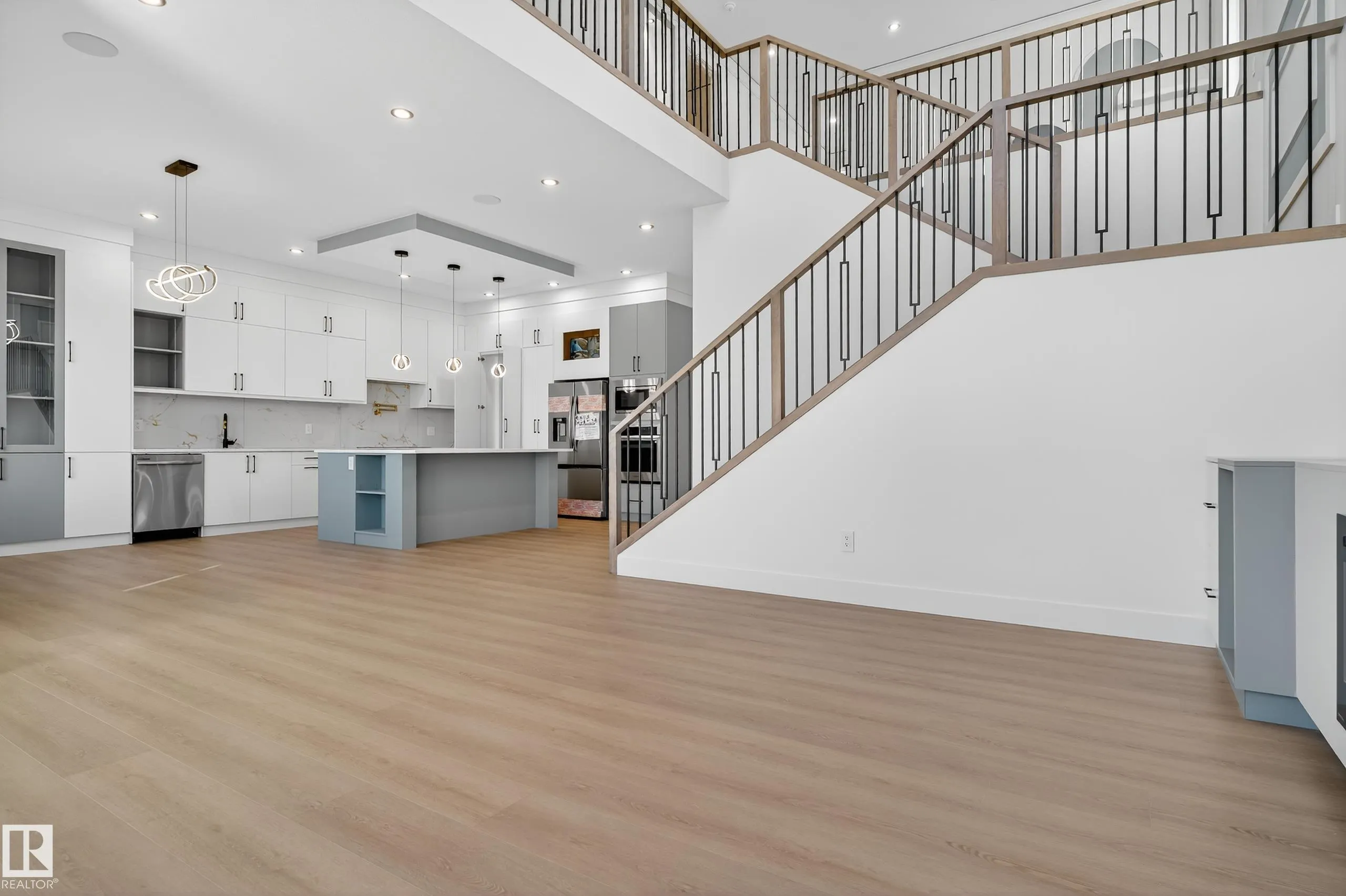160 EDGEWATER Circle