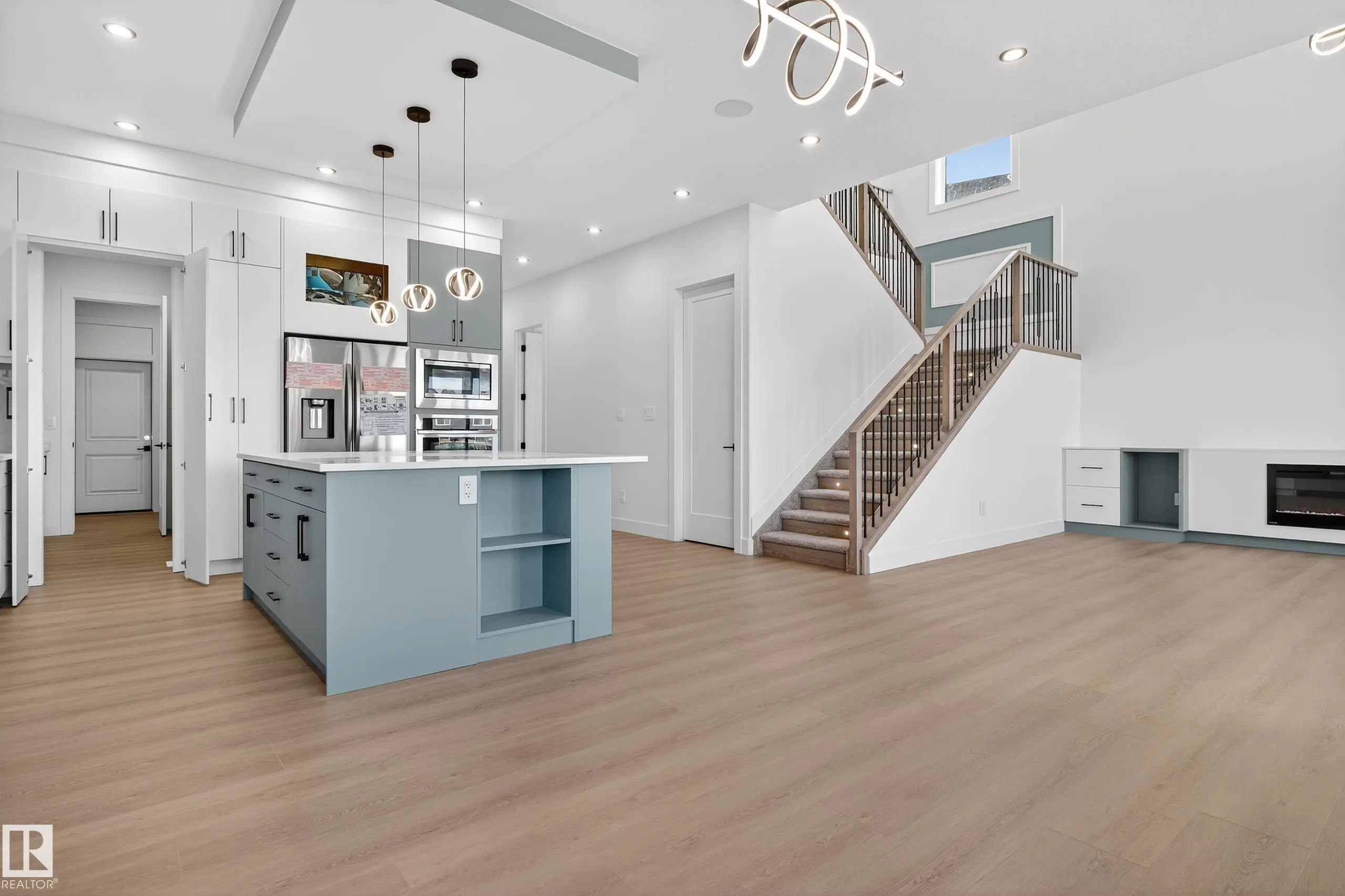 160 EDGEWATER Circle