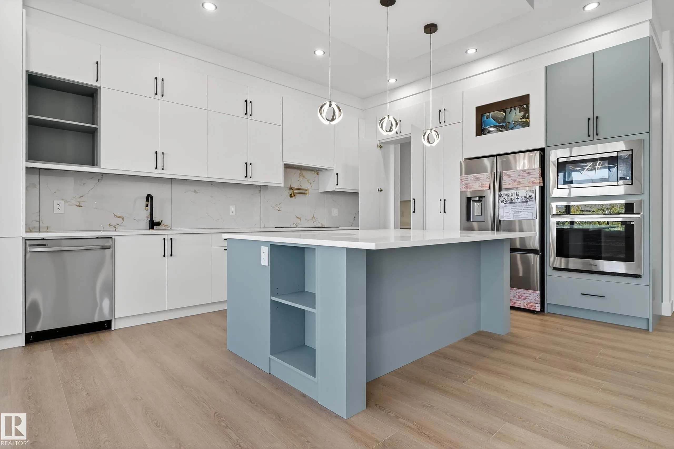 160 EDGEWATER Circle