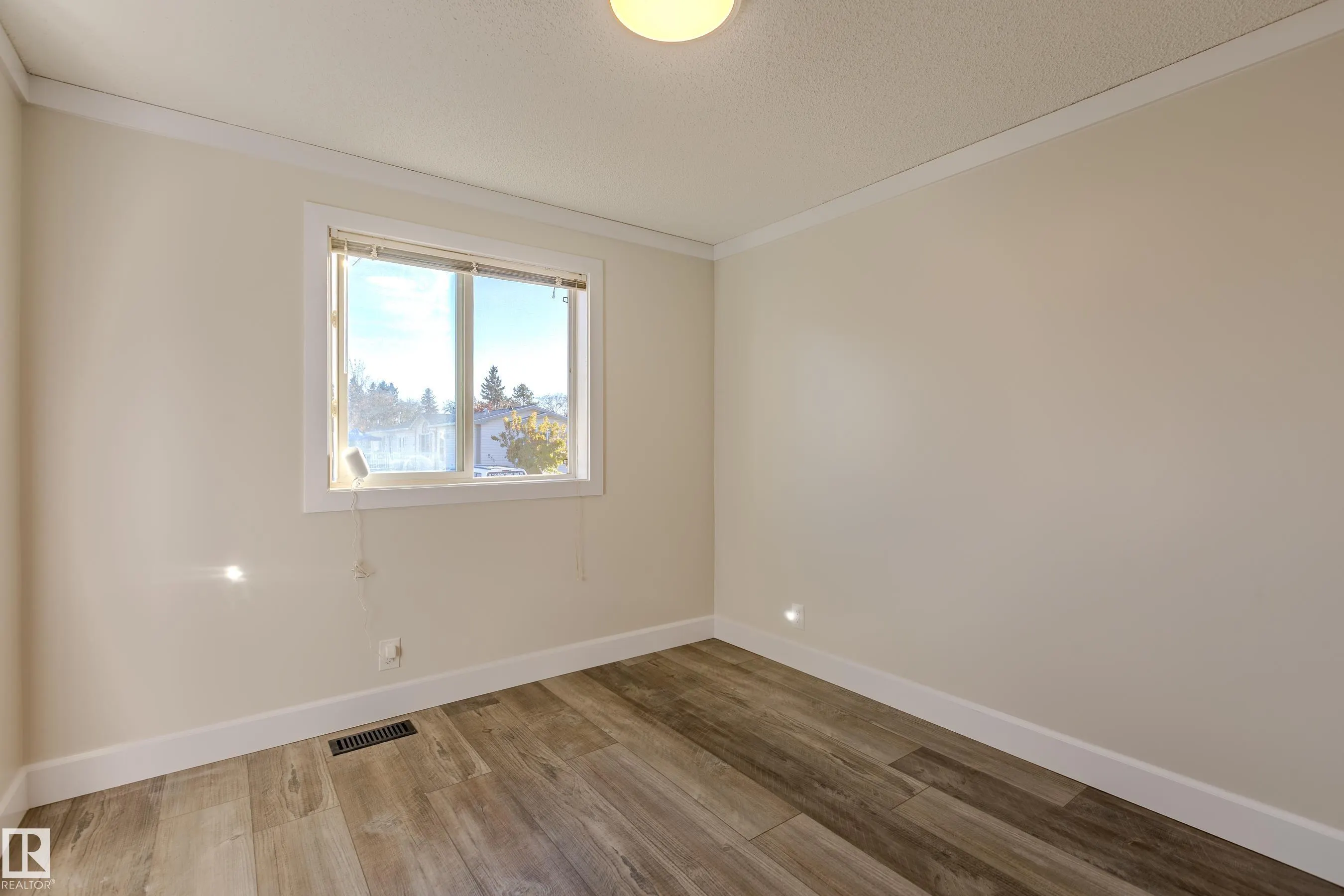 514 Maple Wood Crescent