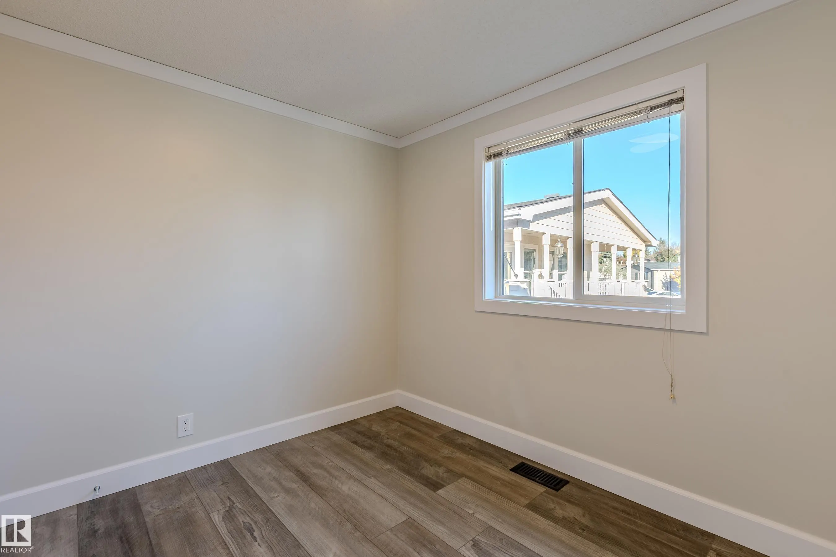 514 Maple Wood Crescent