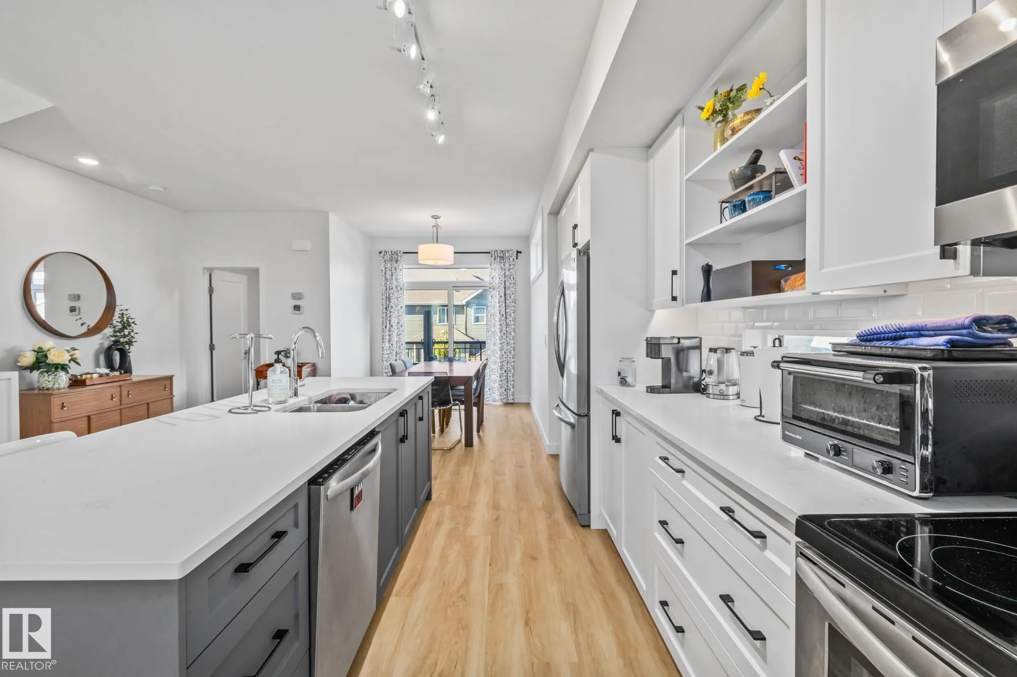 100 JENSEN LAKES Boulevard