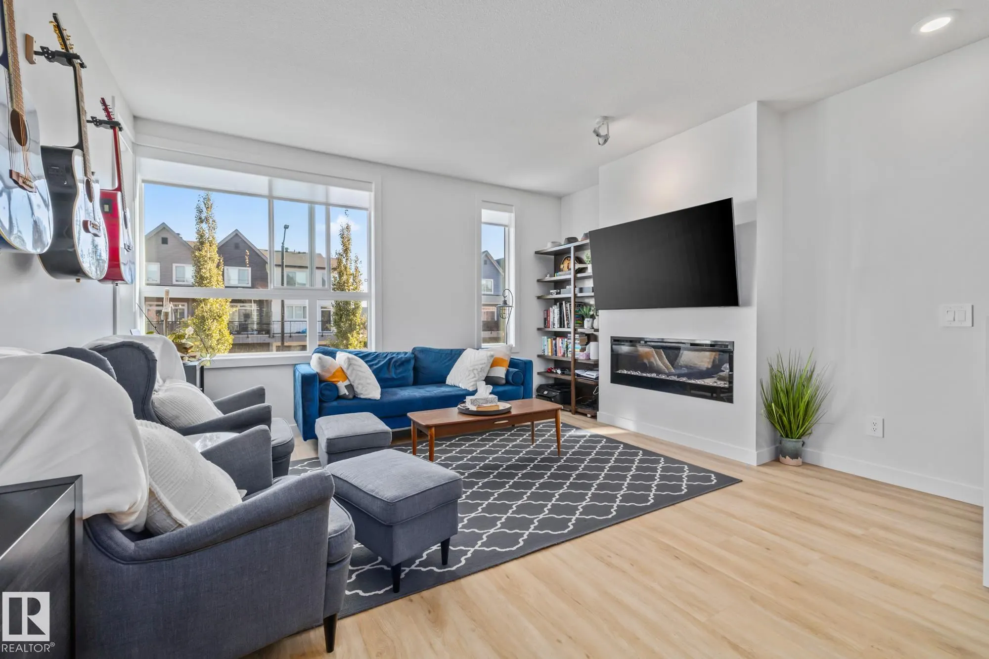 100 JENSEN LAKES Boulevard