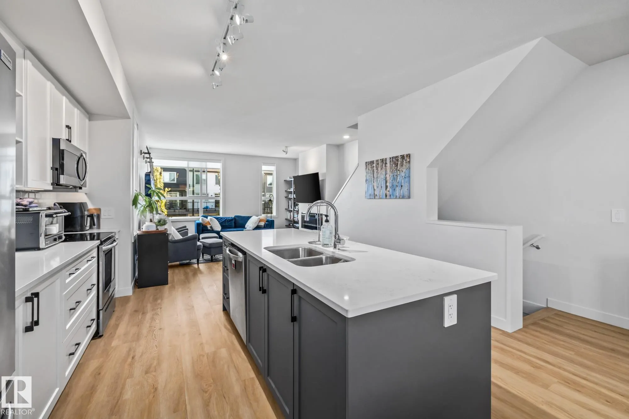 100 JENSEN LAKES Boulevard