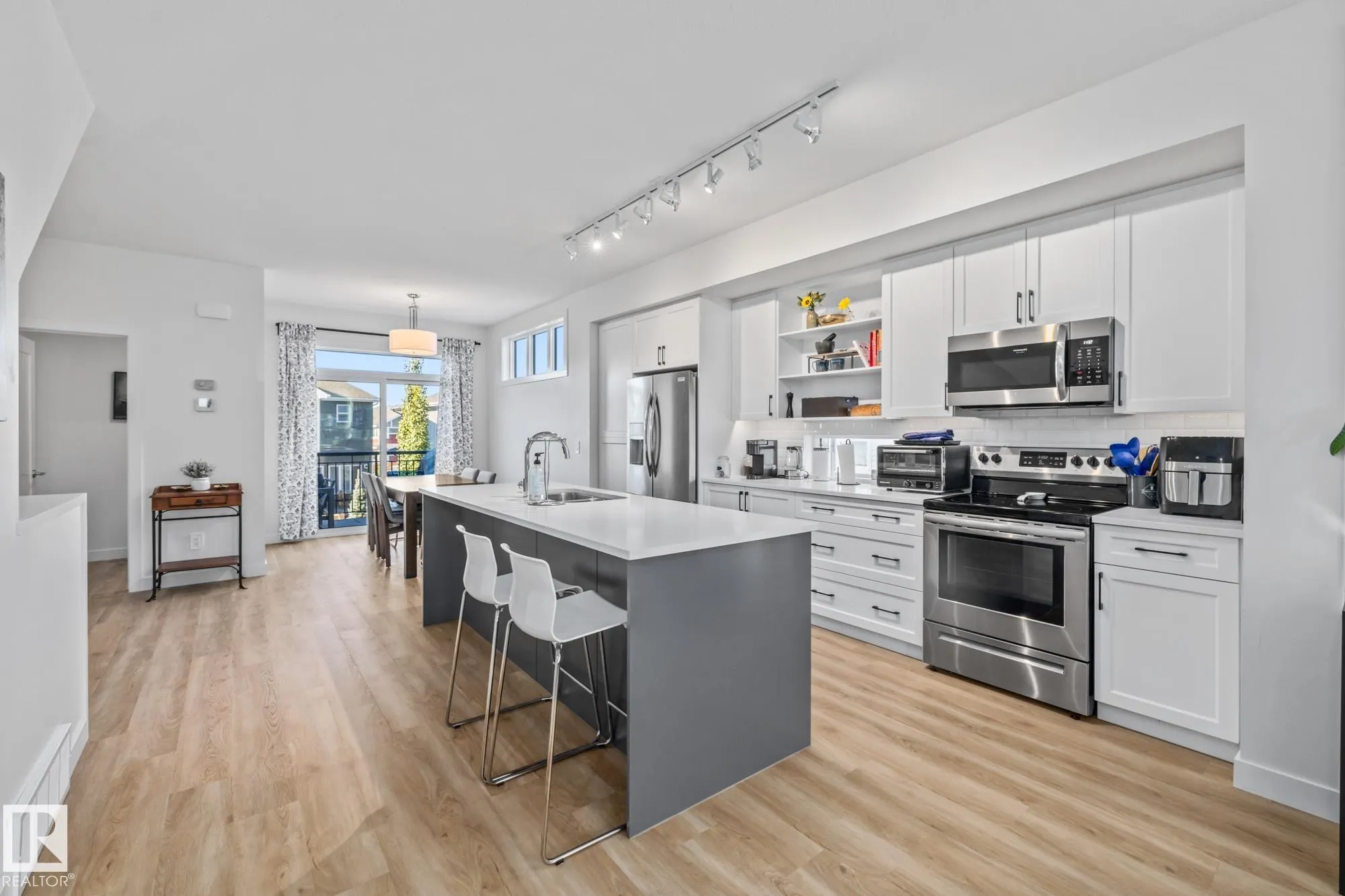 100 JENSEN LAKES Boulevard